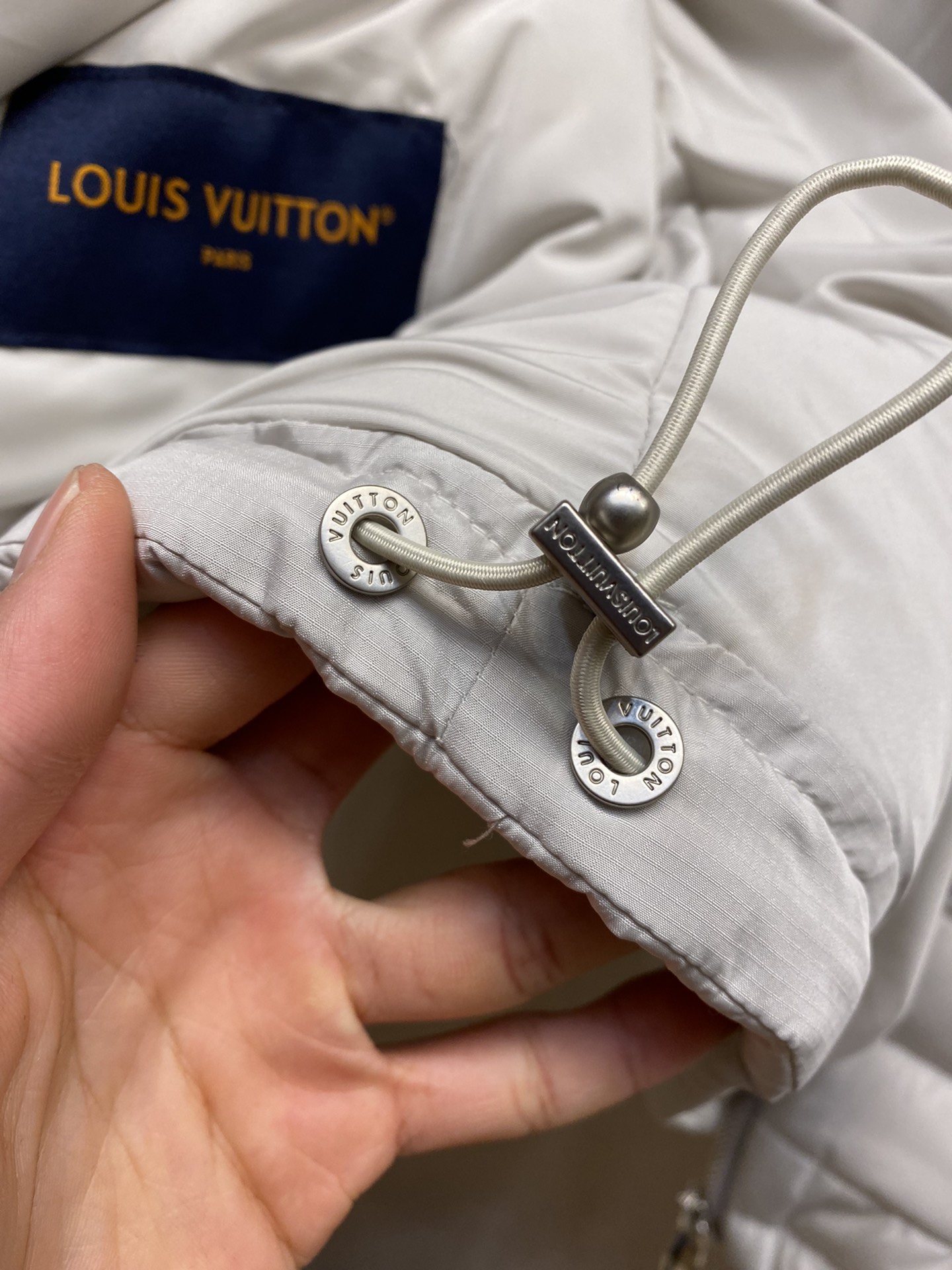 🌟🌟1V、24ss新款绗缝束腰夹克受都市遛狗绅士的着装启发，选用防撕裂科技面料塑造加衬设计，再以明线勾勒