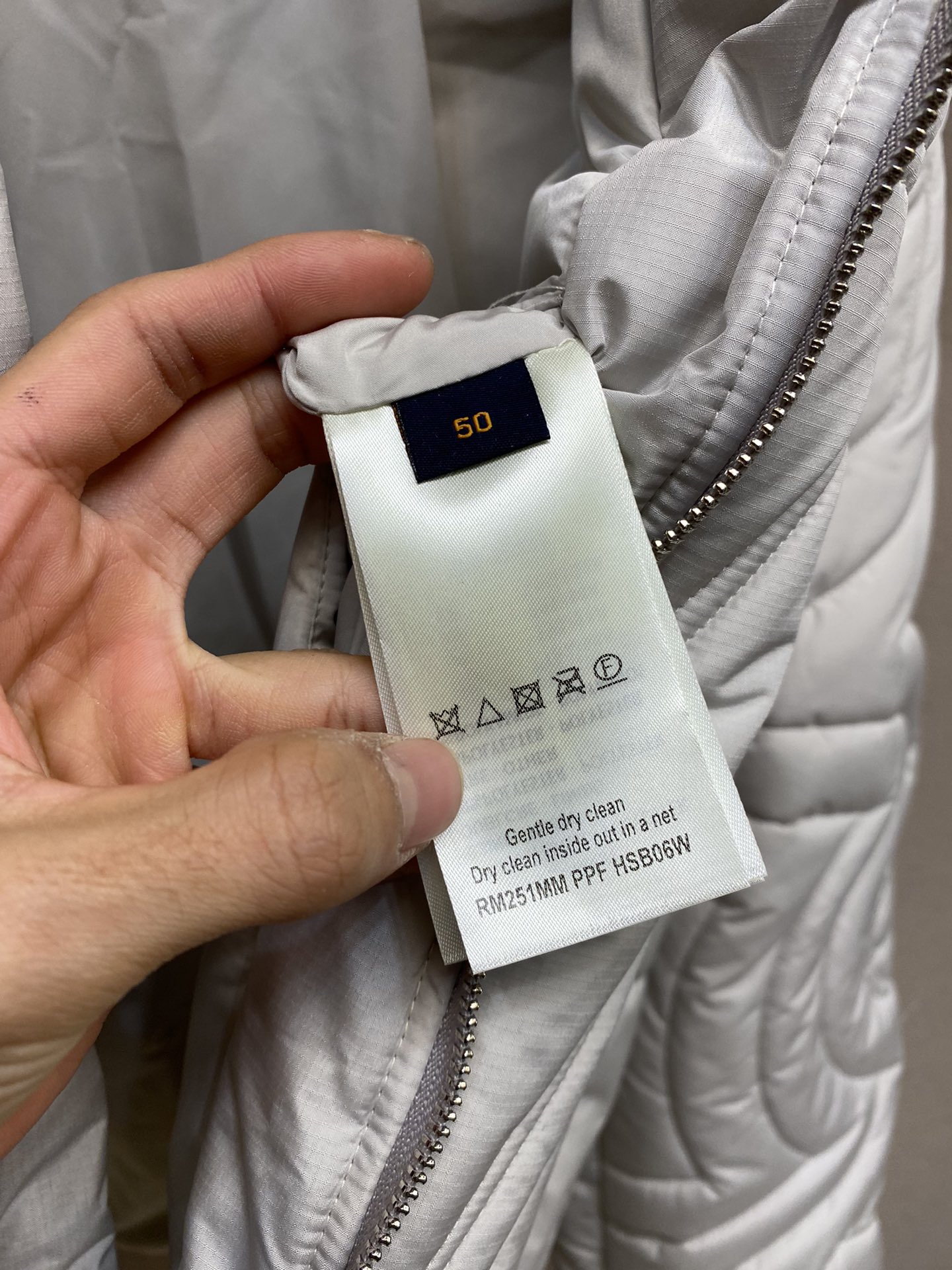 🌟🌟1V、24ss新款绗缝束腰夹克受都市遛狗绅士的着装启发，选用防撕裂科技面料塑造加衬设计，再以明线勾勒