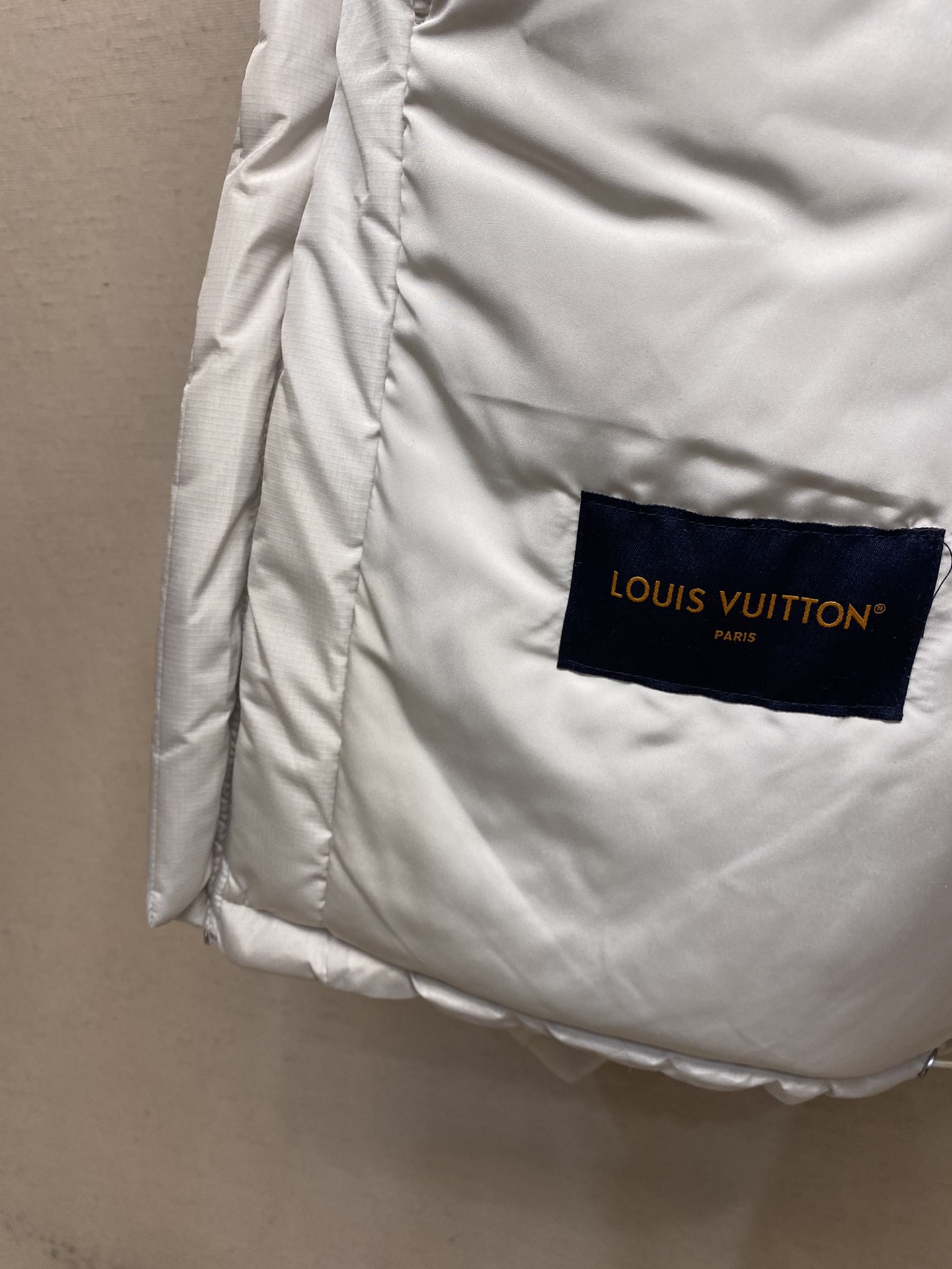 🌟🌟1V、24ss新款绗缝束腰夹克受都市遛狗绅士的着装启发，选用防撕裂科技面料塑造加衬设计，再以明线勾勒