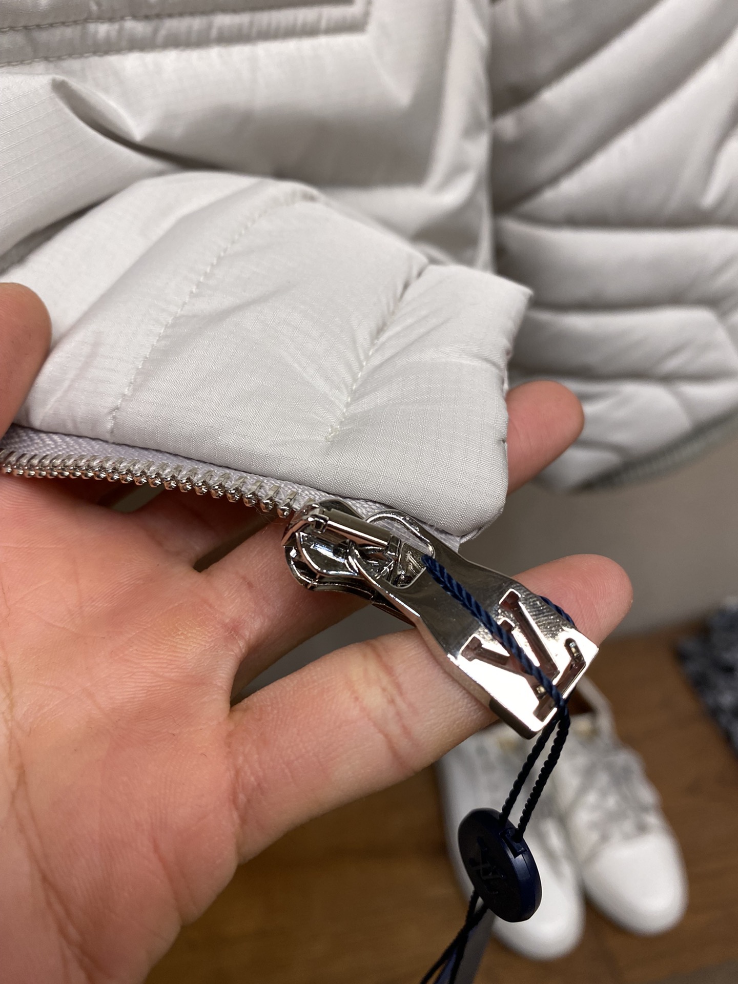 🌟🌟1V、24ss新款绗缝束腰夹克受都市遛狗绅士的着装启发，选用防撕裂科技面料塑造加衬设计，再以明线勾勒