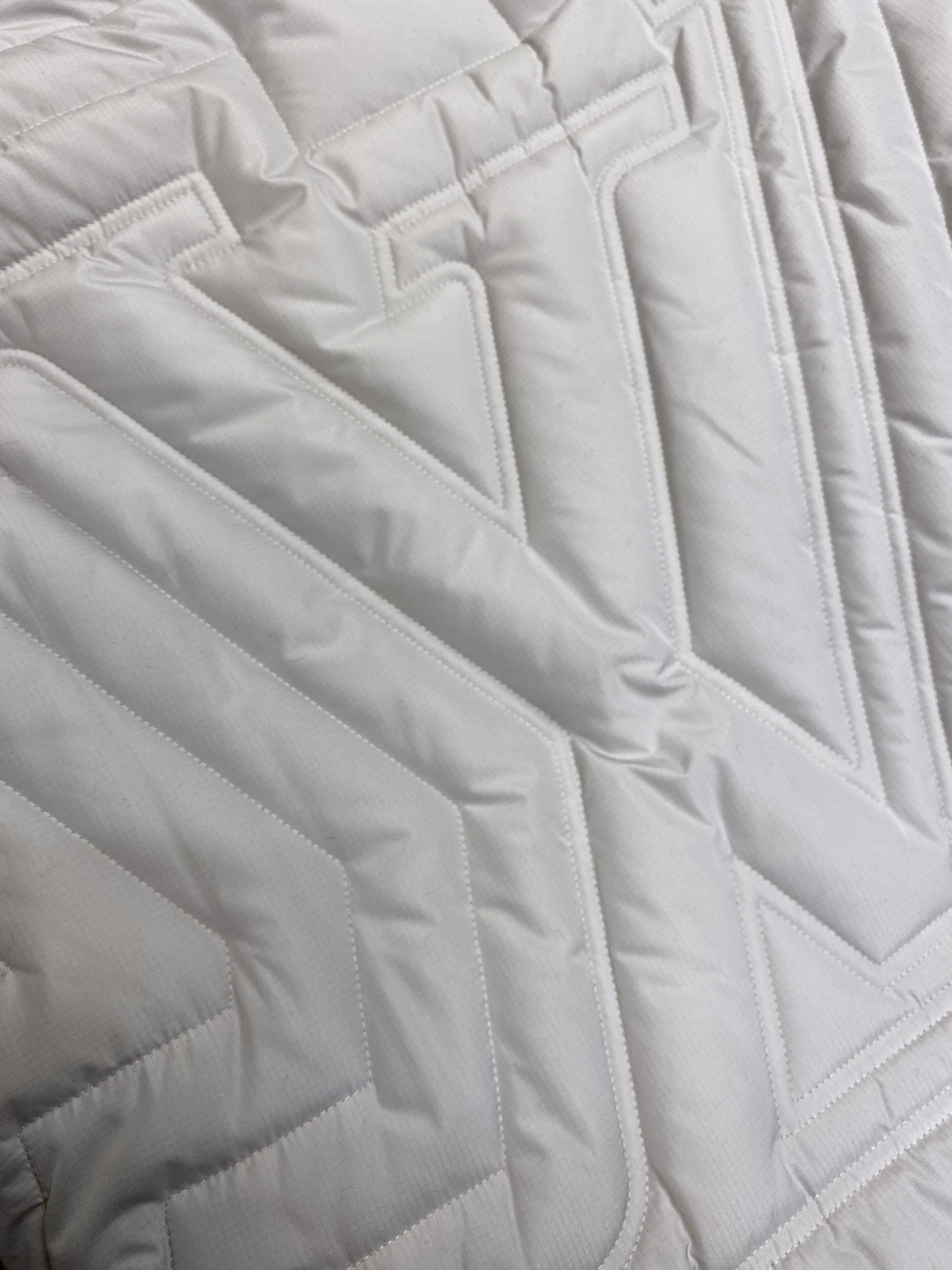 🌟🌟1V、24ss新款绗缝束腰夹克受都市遛狗绅士的着装启发，选用防撕裂科技面料塑造加衬设计，再以明线勾勒