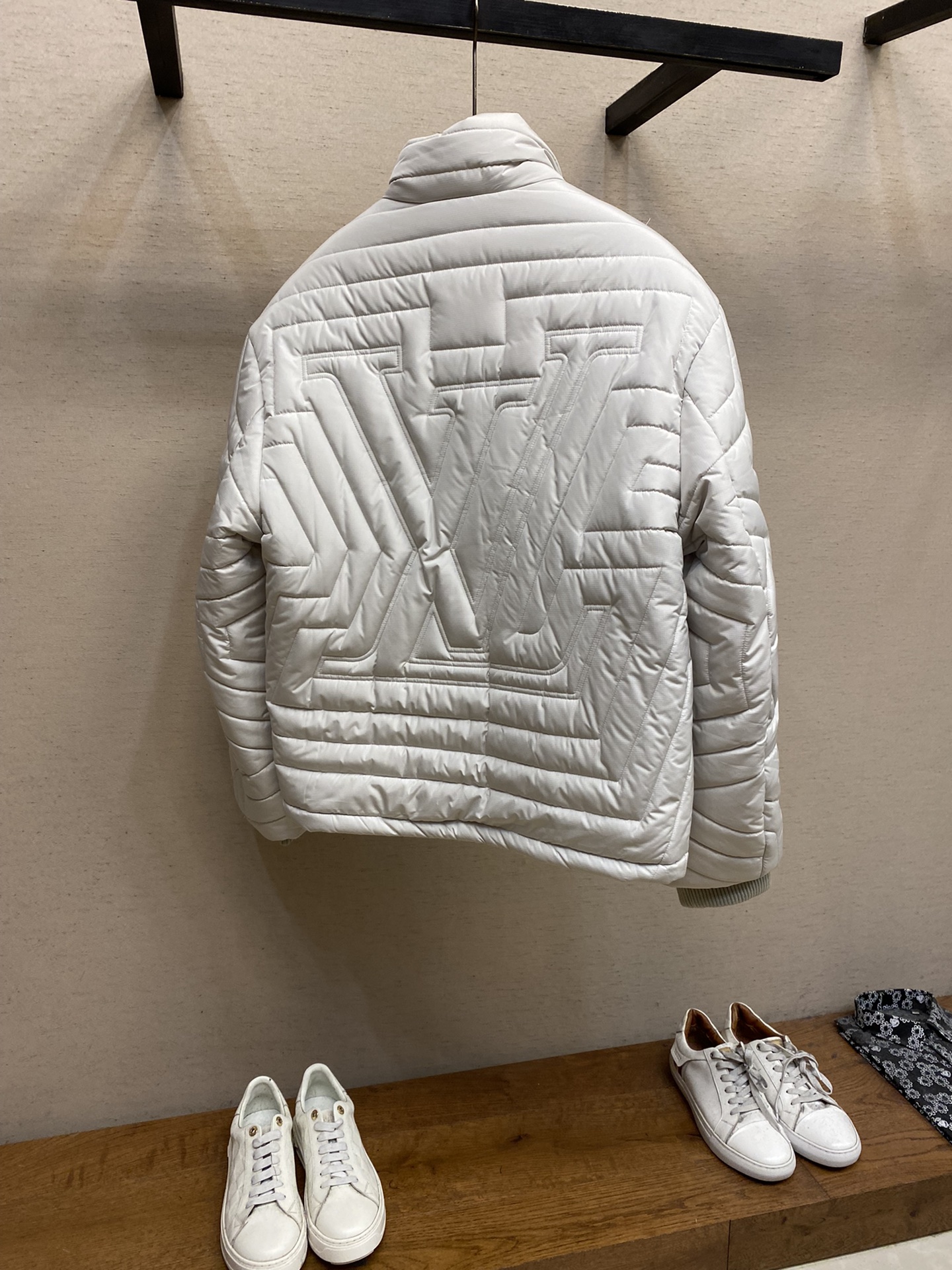 🌟🌟1V、24ss新款绗缝束腰夹克受都市遛狗绅士的着装启发，选用防撕裂科技面料塑造加衬设计，再以明线勾勒