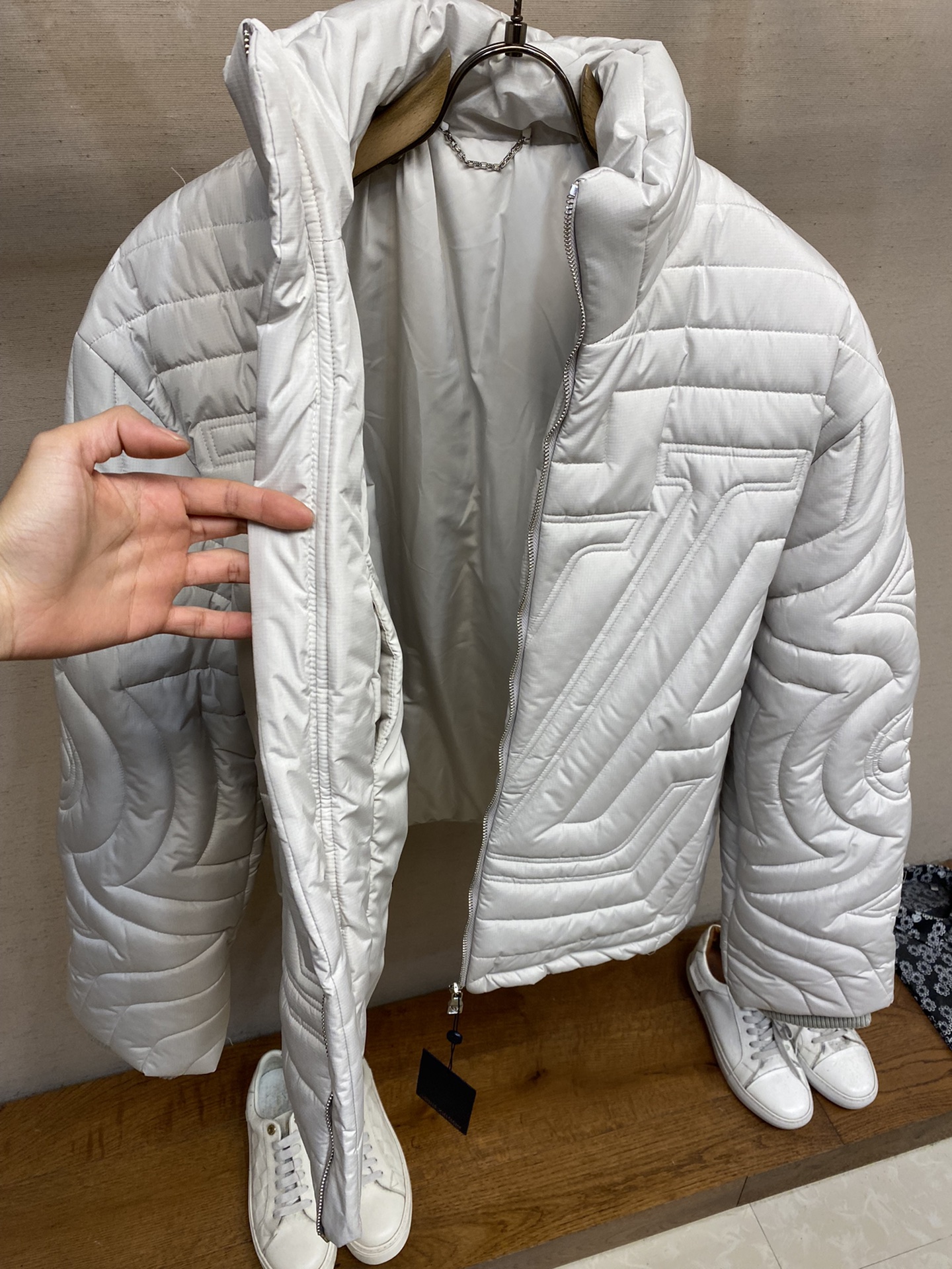 🌟🌟1V、24ss新款绗缝束腰夹克受都市遛狗绅士的着装启发，选用防撕裂科技面料塑造加衬设计，再以明线勾勒