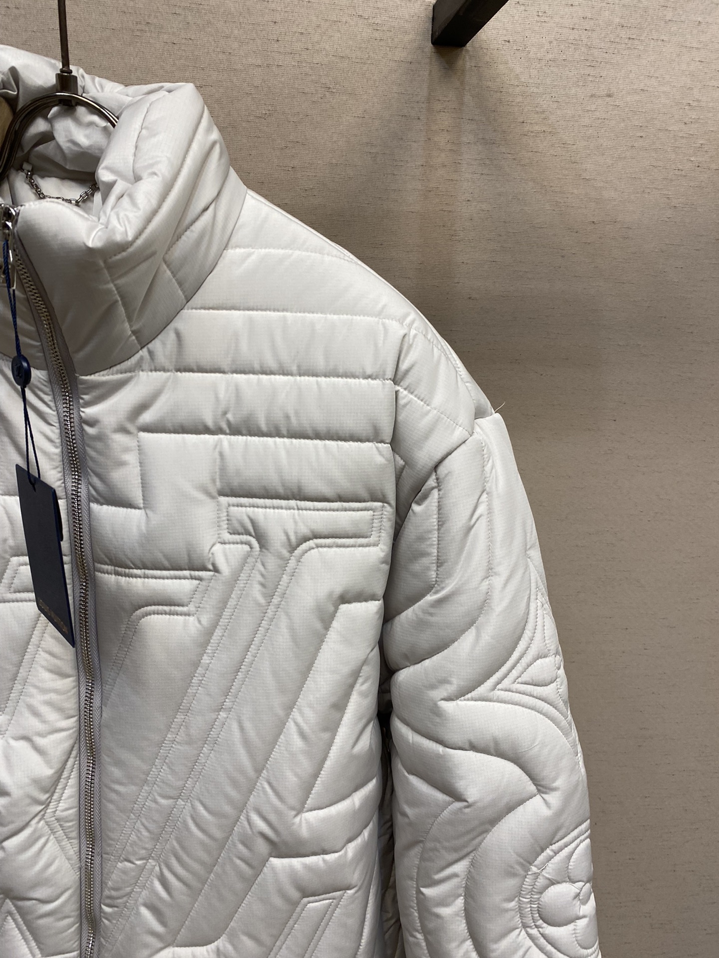 🌟🌟1V、24ss新款绗缝束腰夹克受都市遛狗绅士的着装启发，选用防撕裂科技面料塑造加衬设计，再以明线勾勒