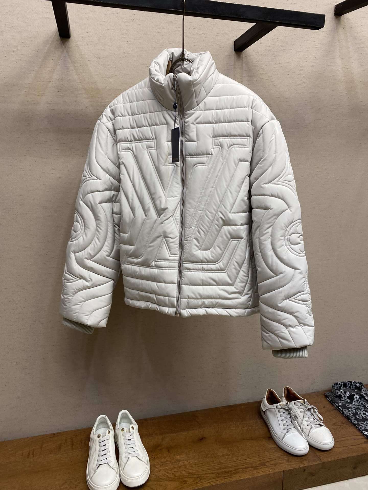 NO:522462,1V. The new quilted waist jacket is inspired by the dress of the urban dog walking gentleman. It uses tear-proof technology fabric to shape and lining design, and then outlines the 1V letters and Monogram flowers with bright lines to create a trendy choice for pet travel in autumn. Size S-XL,, jackets & coats,alexander wang198609091V、新款绗缝束腰夹克受都市遛狗绅士的着装启发,选用防撕裂科技面料塑造加衬设计,再以明线勾勒 1V 字母与 Monogram 花卉,成就秋日携宠出行的潮流之选. 尺码S-XL,,jackets & coats,alexander wang,Men's clothing