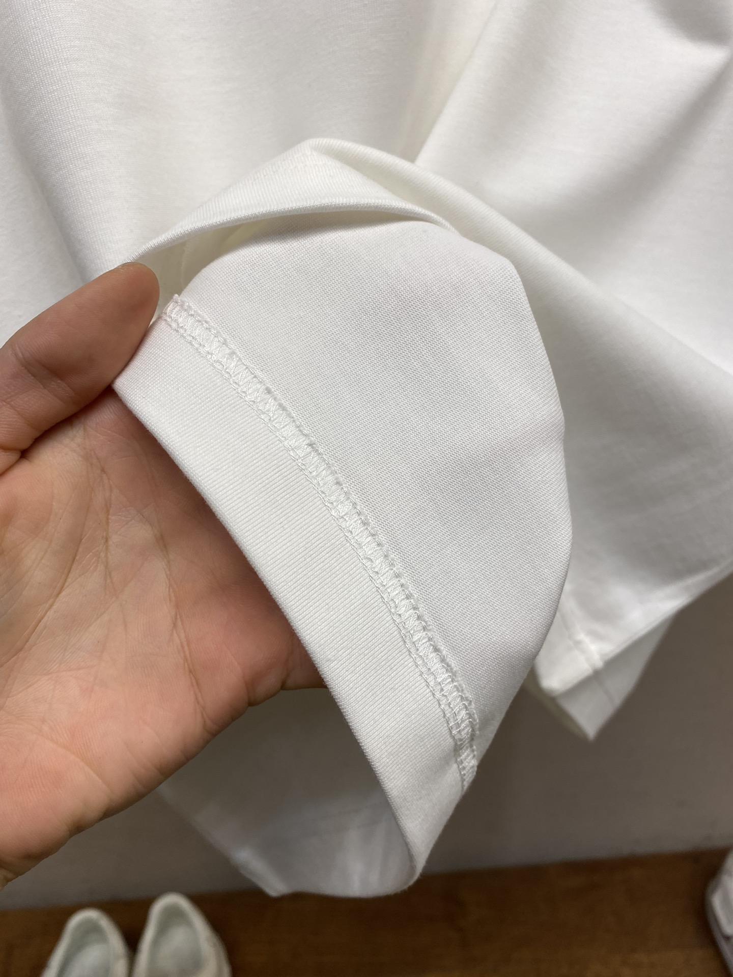 🌟🌟 1V路易家1V LOVERS 刺绣棉质短袖 T 恤本款 T 恤取材柔软棉料，以串珠刺绣抒写 1V 