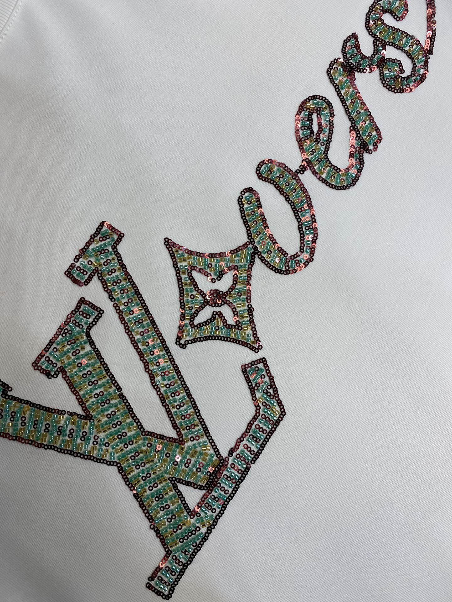 🌟🌟 1V路易家1V LOVERS 刺绣棉质短袖 T 恤本款 T 恤取材柔软棉料，以串珠刺绣抒写 1V 