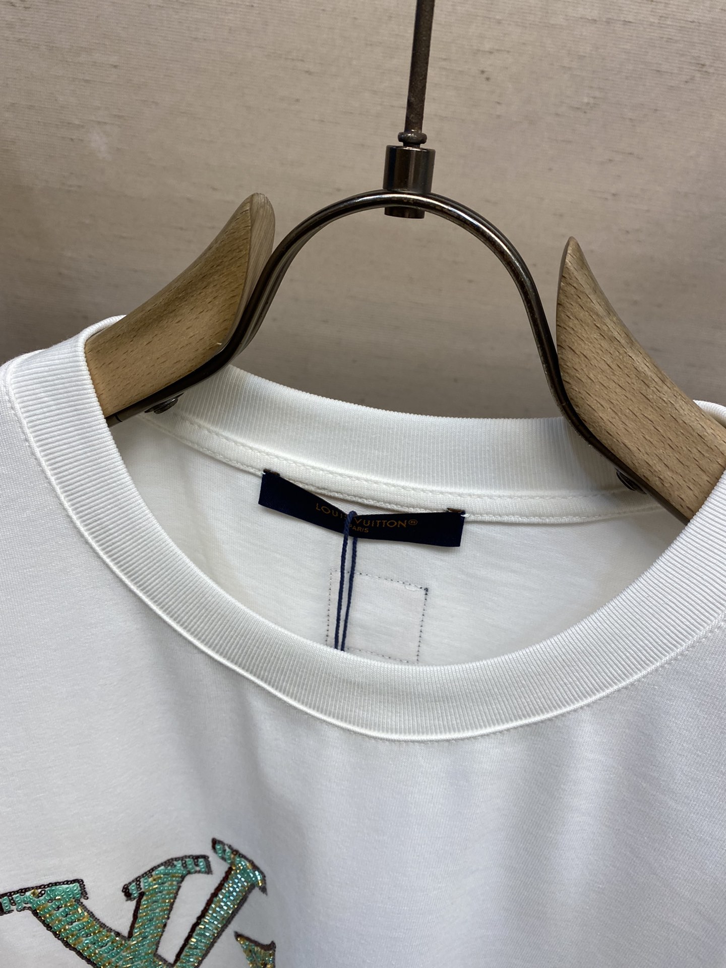 🌟🌟 1V路易家1V LOVERS 刺绣棉质短袖 T 恤本款 T 恤取材柔软棉料，以串珠刺绣抒写 1V 