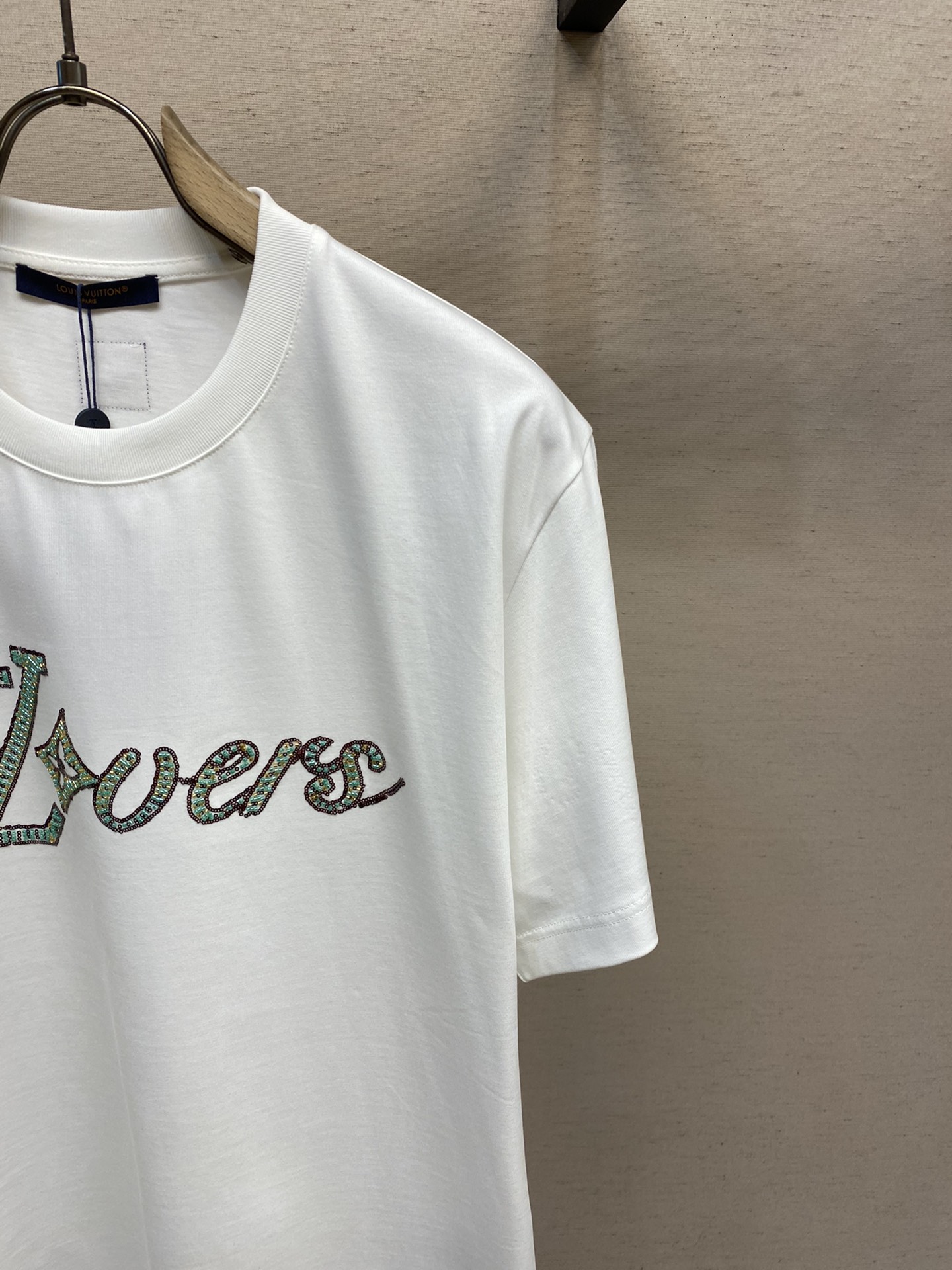🌟🌟 1V路易家1V LOVERS 刺绣棉质短袖 T 恤本款 T 恤取材柔软棉料，以串珠刺绣抒写 1V 
