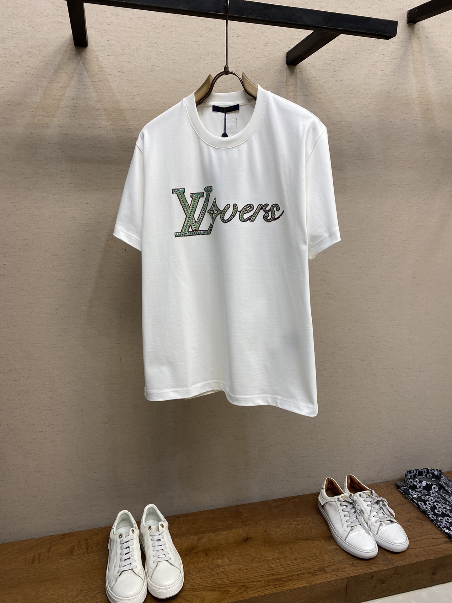 NO:514039,1V Louis 1V LOVERS Embroidered Cotton Short Sleeve T-shirt This T-shirt is made of soft cotton and is written with beaded embroidery. The 1V Lovers logo can inject elegant atmosphere into daily shapes. 1V Lovers beaded and sequin embroidered back embroidery Marque L.Vuitton déposée Label ribbed collar Cotton Washing method is recommended to dry cleaning or wrap the back of the laundry bag, machine washing and drying naturally!  Size S-XL Color Black and White, Louis vuitton,versace,T-shirt,alexander wang198609091V路易家1V LOVERS 刺绣棉质短袖 T 恤本款 T 恤取材柔软棉料,以串珠刺绣抒写 1V Lovers 标识,可为日常造型注入雅致气息.1V Lovers 串珠和亮片刺绣后部点缀 Marque L.Vuitton déposée 标签罗纹衣领 棉 洗涤方式建议干洗或包裹洗衣袋反面单独冷水快速机洗自然晾干！ 尺码S-XL 颜色黑色、白色,,louis vuitton,versace,T-shirt,alexander wang,Men's clothing