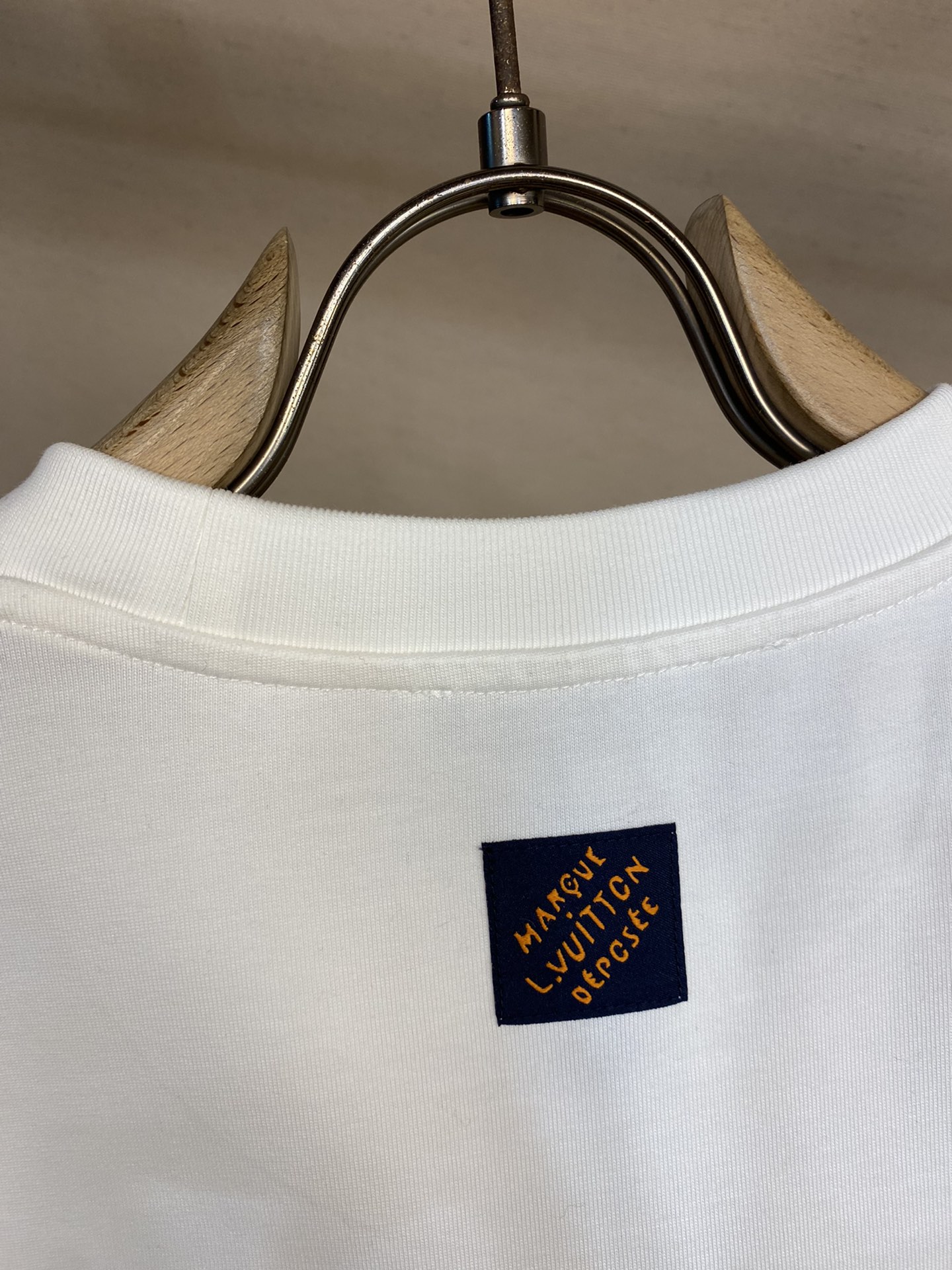 🌟🌟 1V路易家1V LOVERS 刺绣棉质短袖 T 恤本款 T 恤取材柔软棉料，以串珠刺绣抒写 1V 