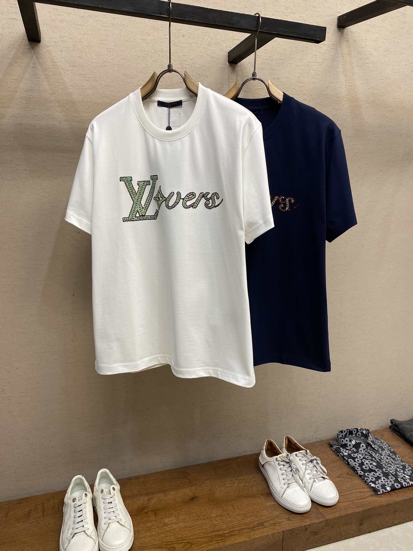 🌟🌟 1V路易家1V LOVERS 刺绣棉质短袖 T 恤本款 T 恤取材柔软棉料，以串珠刺绣抒写 1V 