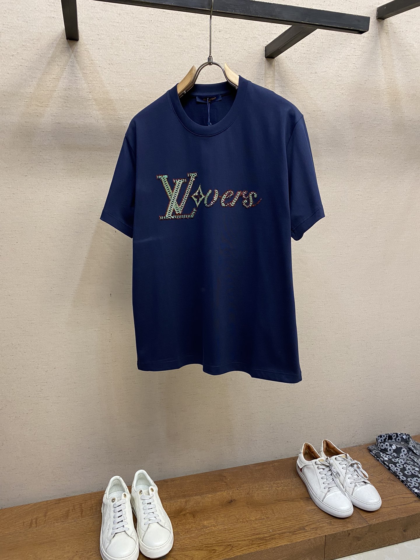 NO:441995,1V Louis 1V LOVERS Embroidered Cotton Short Sleeve T-shirt This T-shirt is made of soft cotton and is written with beaded embroidery. The 1V Lovers logo can inject elegant atmosphere into daily shapes. 1V Lovers beaded and sequin embroidered back embroidery Marque L.Vuitton déposée Label ribbed collar Cotton Washing method is recommended to dry cleaning or wrap the back of the laundry bag, machine washing and drying naturally!  Size S-XL Color Black and White, Louis vuitton,versace,T-shirt,alexander wang198609091V路易家1V LOVERS 刺绣棉质短袖 T 恤本款 T 恤取材柔软棉料,以串珠刺绣抒写 1V Lovers 标识,可为日常造型注入雅致气息.1V Lovers 串珠和亮片刺绣后部点缀 Marque L.Vuitton déposée 标签罗纹衣领 棉 洗涤方式建议干洗或包裹洗衣袋反面单独冷水快速机洗自然晾干！ 尺码S-XL 颜色黑色、白色,,louis vuitton,versace,T-shirt,alexander wang,Men's clothing