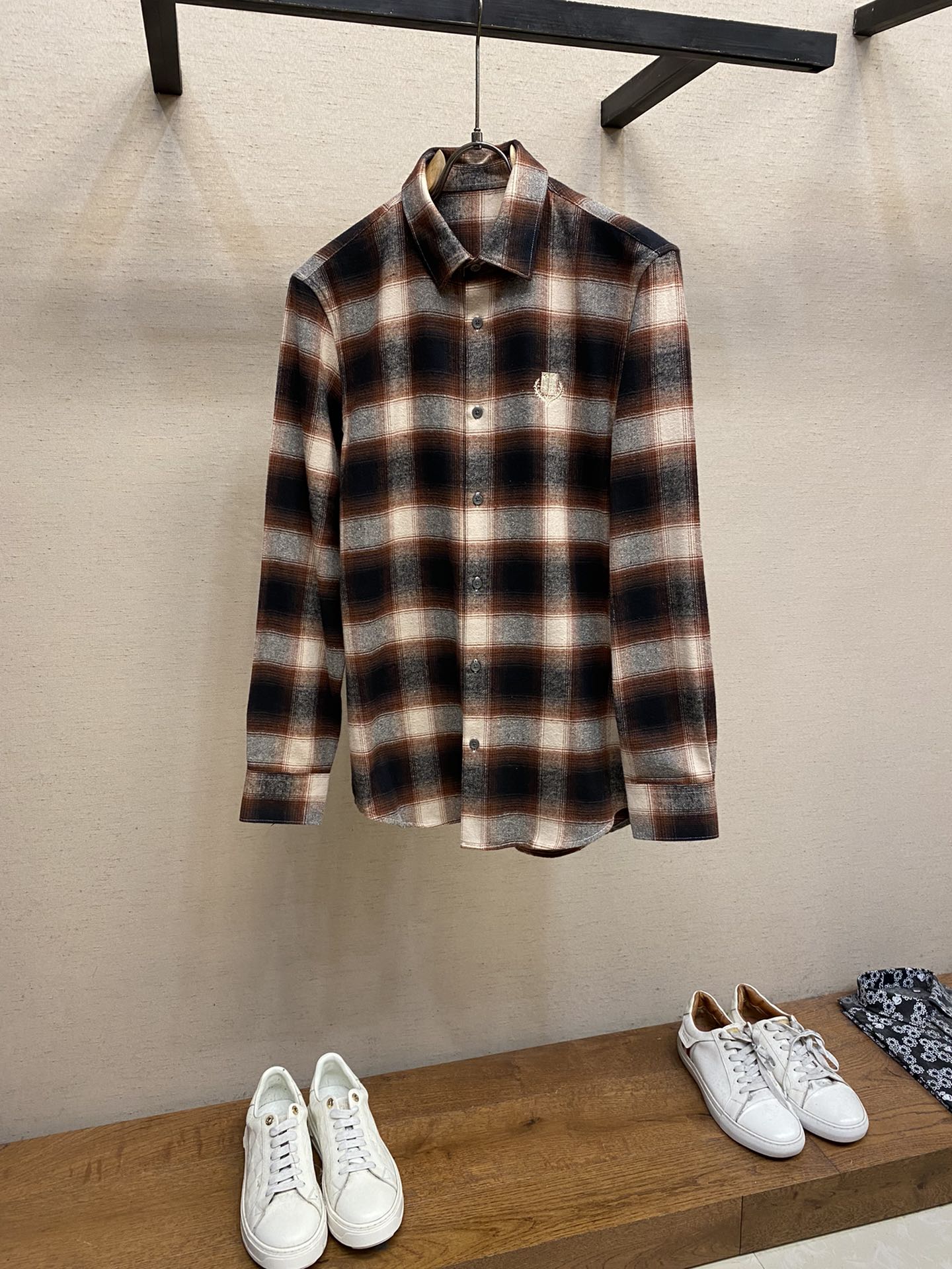 NO:951959,LP Wool Plaid Shirt At the intersection of fashion and quality, Loro Piana has redefined the luxury and style of plaid shirts with its excellent craftsmanship and ultimate pursuit of details. LP, a legendary brand from Italy, has won praise from the global fashion industry for its excellent quality and unique design since its inception. Every product carries the pursuit of perfection and respect for natural materials.  In terms of design, it retains the classic style design, crisp tailoring, etc., while integrating modern fashion concepts. Wool blending retains these classic elements, and carries out modern improvements and designs to create a fashion item that is both retro and avant-garde. The unique tailoring and version design can perfectly fit the body shape and show the wearer's elegance and confidence!  The LP wool blend shirt retains these classic elements and has undergone modern improvements and designs. The specially treated wool blend fabric has windproof, breathable and other functions and is suitable for wearing in changing climate conditions. The wool blend shirt is suitable for both daily leisure and business casual occasions. Its classic design and high-quality fabric make the shirt highly versatile. Size S-2xl Color Red Check Gray Check  Size S shoulder width 46cm - bust 102cm - length 76cm - sleeve length 63cm Size M shoulder width 47cm - bust 106cm - length 77cm - sleeve length 64cm Size L shoulder width 48cm - bust 110cm - length 78cm - sleeve length 65cm XL size shoulder width 49cm - bust 114cm - length 79cm - sleeve length 66cm  XXL size shoulder width 50cm-bust 118cm-length 80cm-sleeve length 67cm,,loro piana,loro piana,shirts,19860909LP 羊毛格子衬衣 在时尚与品质的交汇点,Loro Piana以其卓越的工艺和对细节的极致追求,重新定义了格子衬衣的奢华与风范 LP一个源自意大利的传奇品牌,自创立以来便以卓越的品质和独特的设计赢得了全球时尚界的赞誉.每一件产品都承载着对完美的追求和对自然材质的尊重. 设计上,保留了经典的风格设计、挺廓剪裁等,同时融入现代时尚理念,羊毛混纺保留了这些经典元素,并进行了现代化的改良和设计,打造出既复古又前卫的时尚单品.独特的剪裁和版型设计,能够完美贴合身形,展现出穿着者的优雅气质和自信风采！LP羊毛混纺衬衫保留了这些经典元素,并进行了现代化的改良和设计. 经过特殊处理的羊毛混纺面料具备防风、透气等功能,适合在多变的气候条件下穿着. 羊毛混纺衬衫既适合日常休闲,也适合商务休闲场合.其经典的设计和优质的面料使得衬衫具有很高的百搭性. 尺码S-2xl 颜色红格 灰格 S码肩宽46cm-胸围102cm-衣长76cm-袖长63cm M码肩宽47cm-胸围106cm-衣长77cm-袖长64cm L码肩宽48cm-胸围110cm-衣长78cm-袖长65cm XL码肩宽49cm-胸围114cm-衣长79cm-袖长66cm XXL码肩宽50cm-胸围118cm-衣长80cm-袖长67cm,,loro piana,loro piana,shirts,,Men's clothing