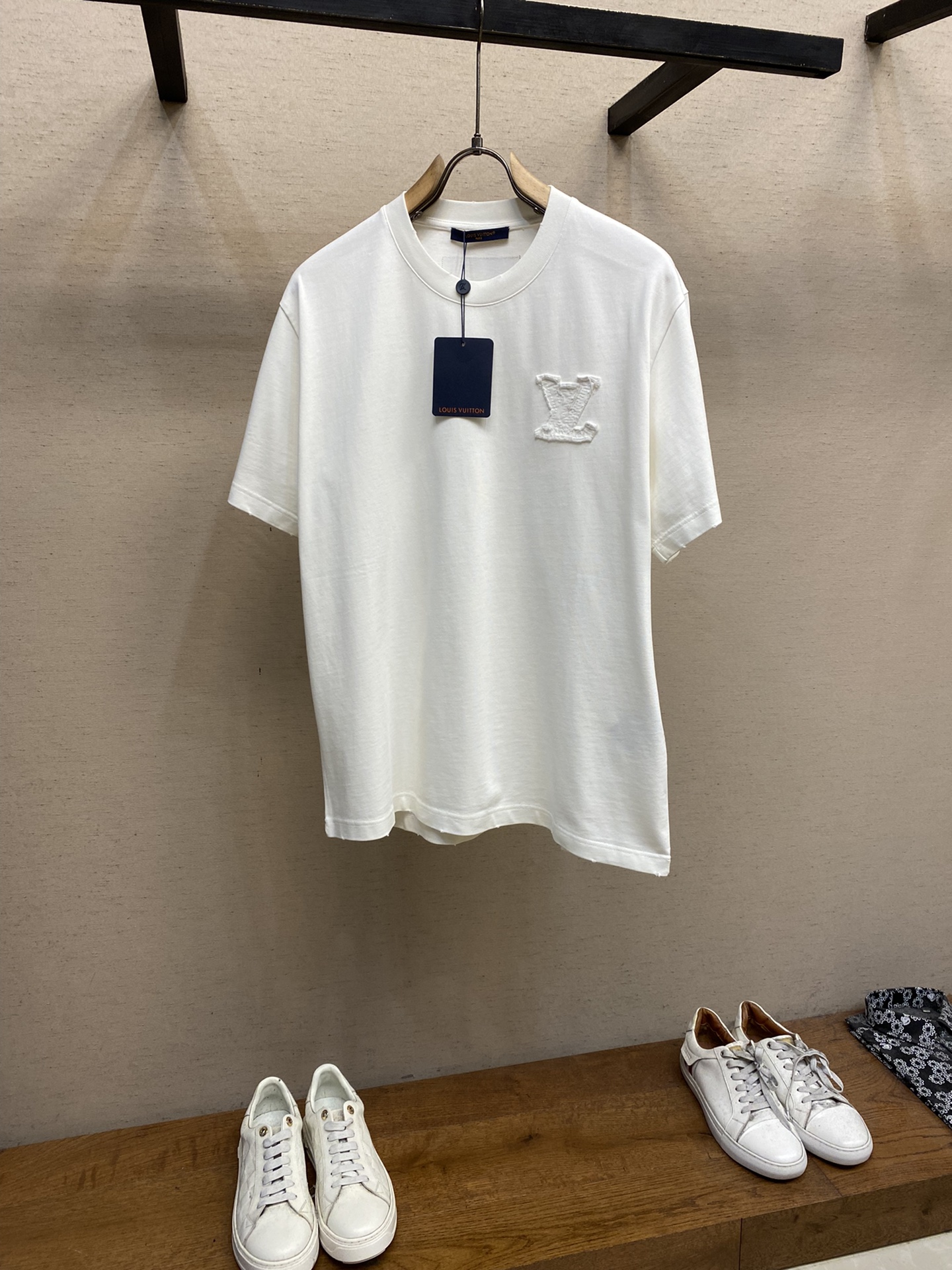 NO:860077,1V Louis Vuitton 2025FW heavyweight pure cotton half-sleeved T-shirt with patch embroidery / cotton half-sleeved T-shirt with new brand logo on the back. This cotton T-shirt conveys a casual and sporty atmosphere in seasonal tones, making it a good choice for daily matching. Cotton washing method is recommended to dry clean or wrap in a laundry bag, machine wash separately in cold water and dry naturally!  !  !  !  !  !  Size S-XL,,louis vuitton,tees,t-shirt,198609091V 路易家2025FW 贴布刺绣重磅纯棉 半袖T恤 /后背新款品牌logo棉质半袖T恤 本款棉质T 恤以当季色调传递休闲运动气息,成就日常搭配佳选. 棉 洗涤方式建议干洗或包裹洗衣袋反面单独冷水快速机洗自然晾干！！！！！！ 尺码S-XL,,louis vuitton,tees，t-shirt,,Men's clothing