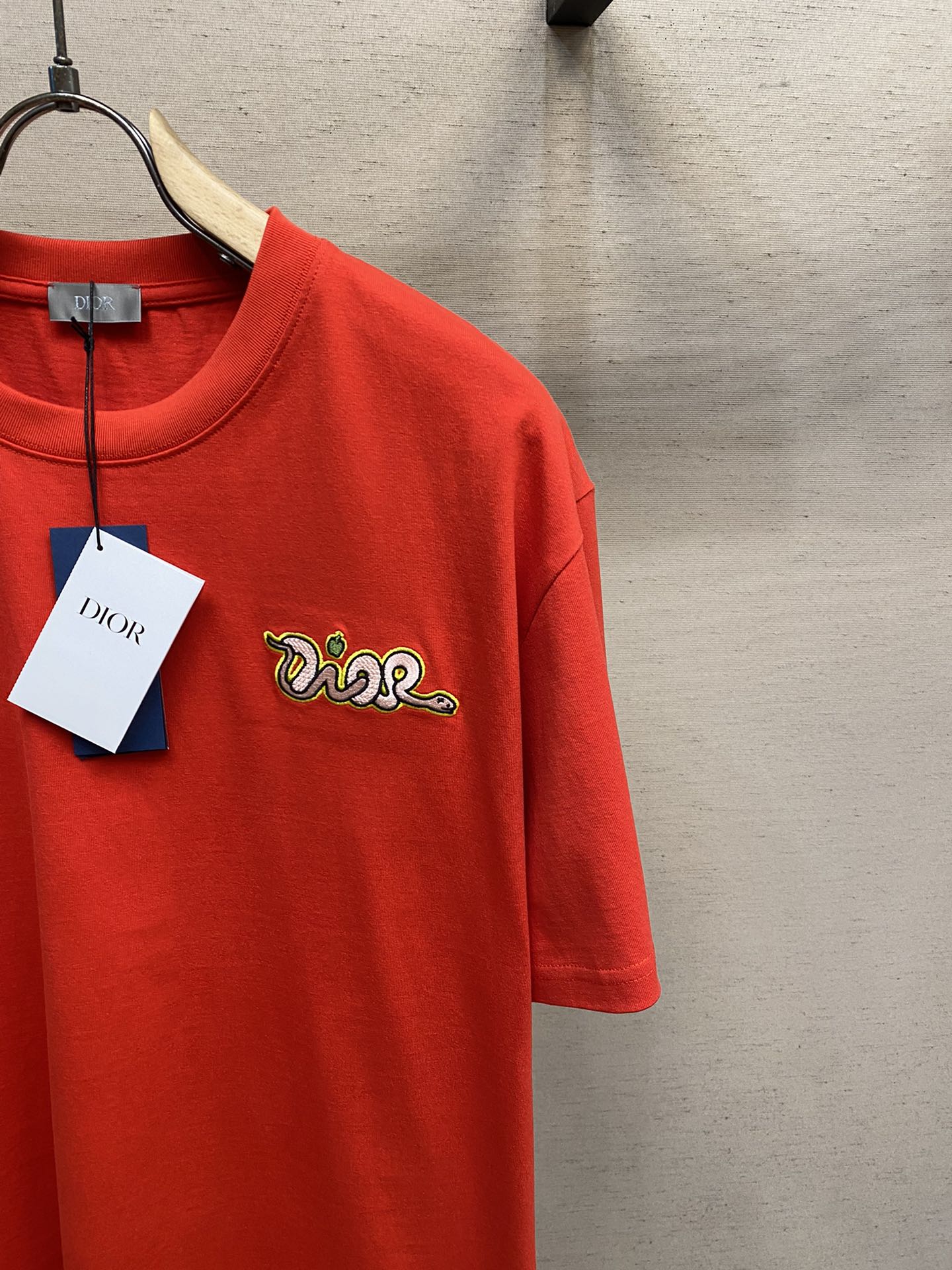🌟🌟Dior， Dior-25SS刺绣字母时尚男女同款短袖！

这款**刺绣字母时尚男女同款短袖**，以