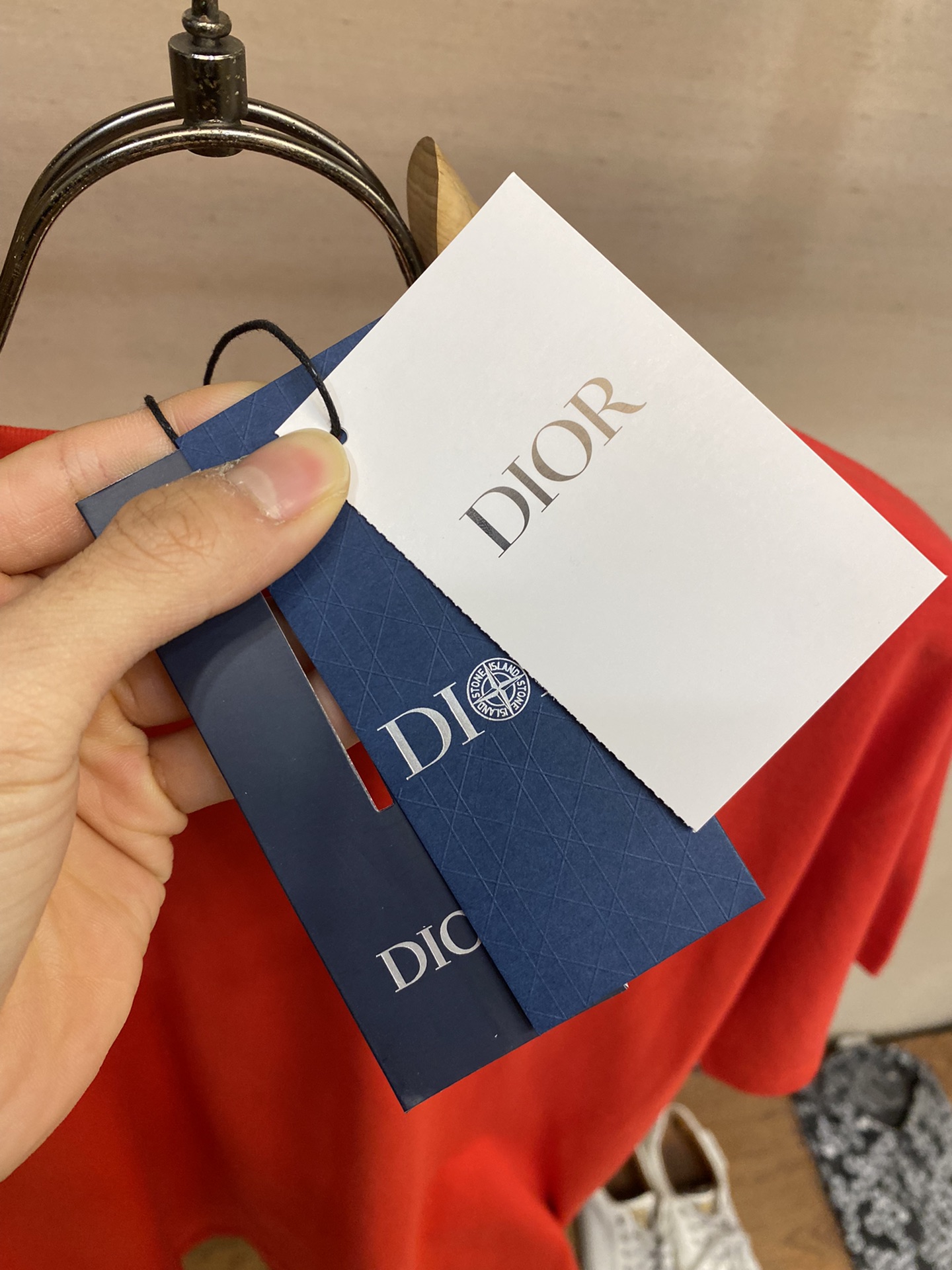 🌟🌟Dior， Dior-25SS刺绣字母时尚男女同款短袖！

这款**刺绣字母时尚男女同款短袖**，以