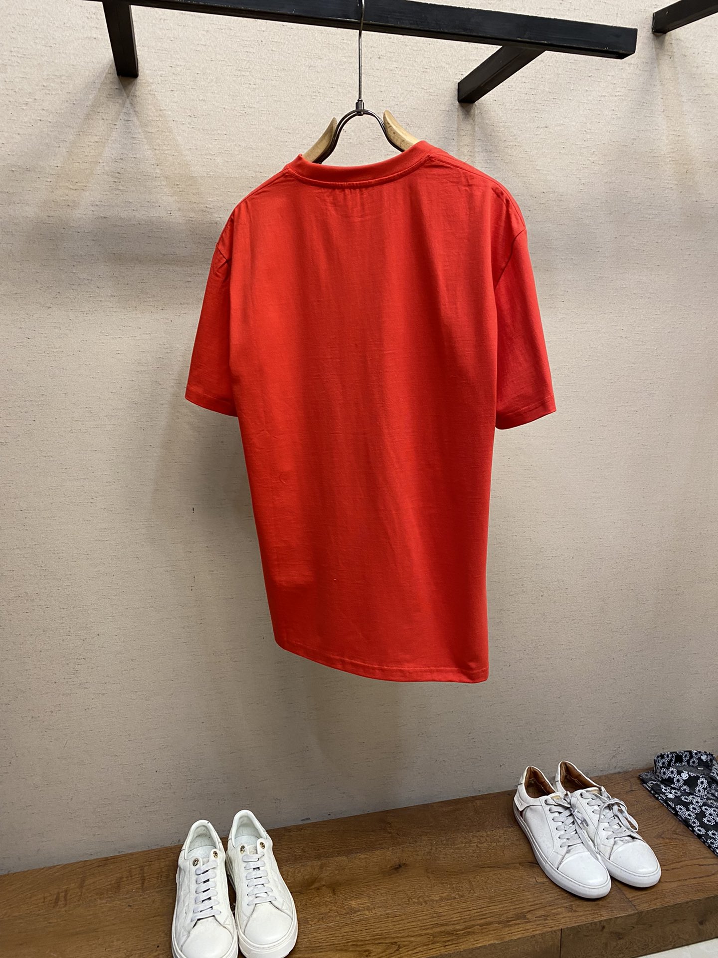 🌟🌟Dior， Dior-25SS刺绣字母时尚男女同款短袖！

这款**刺绣字母时尚男女同款短袖**，以