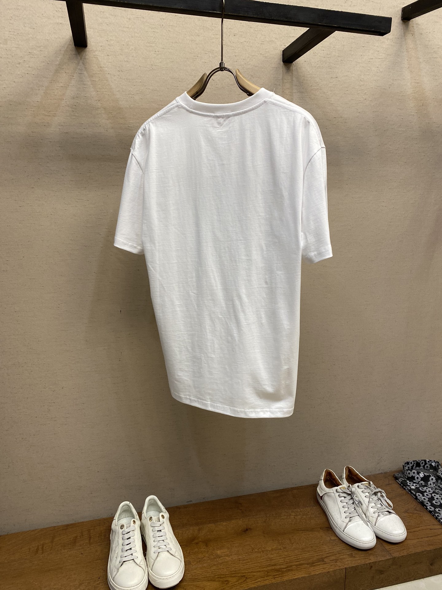 🌟🌟Dior， Dior-25SS刺绣字母时尚男女同款短袖！

这款**刺绣字母时尚男女同款短袖**，以