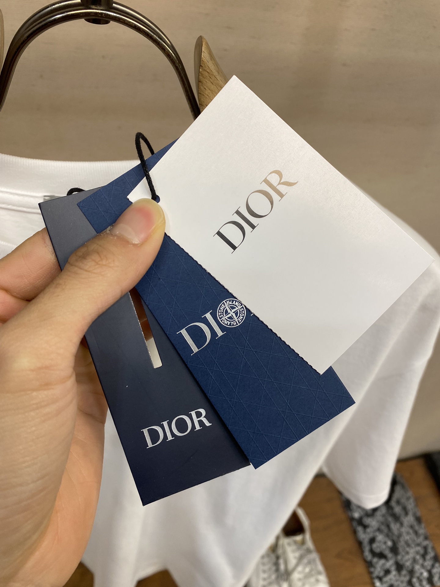 🌟🌟Dior， Dior-25SS刺绣字母时尚男女同款短袖！

这款**刺绣字母时尚男女同款短袖**，以