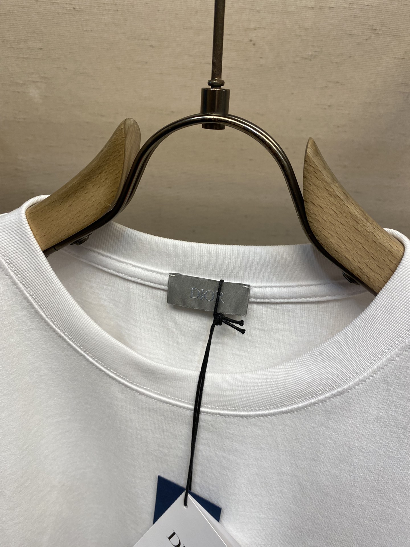 🌟🌟Dior， Dior-25SS刺绣字母时尚男女同款短袖！

这款**刺绣字母时尚男女同款短袖**，以