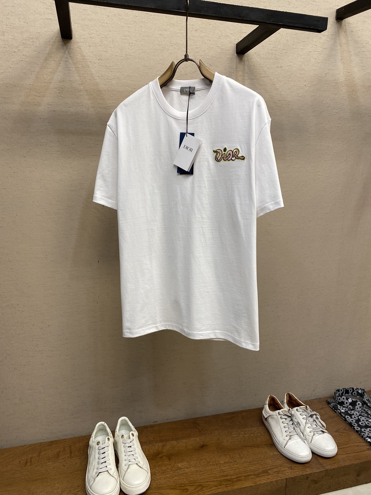 🌟🌟Dior， Dior-25SS刺绣字母时尚男女同款短袖！

这款**刺绣字母时尚男女同款短袖**，以