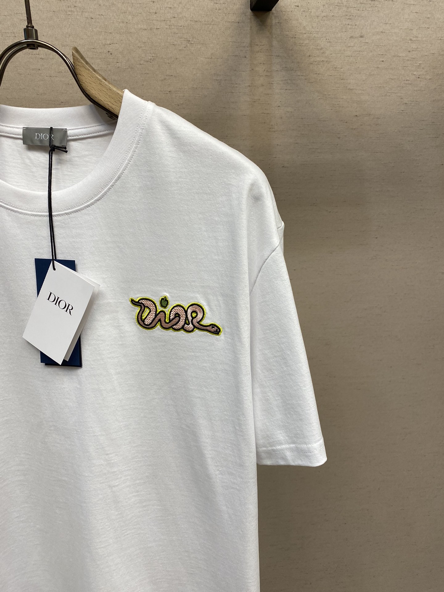 🌟🌟Dior， Dior-25SS刺绣字母时尚男女同款短袖！

这款**刺绣字母时尚男女同款短袖**，以