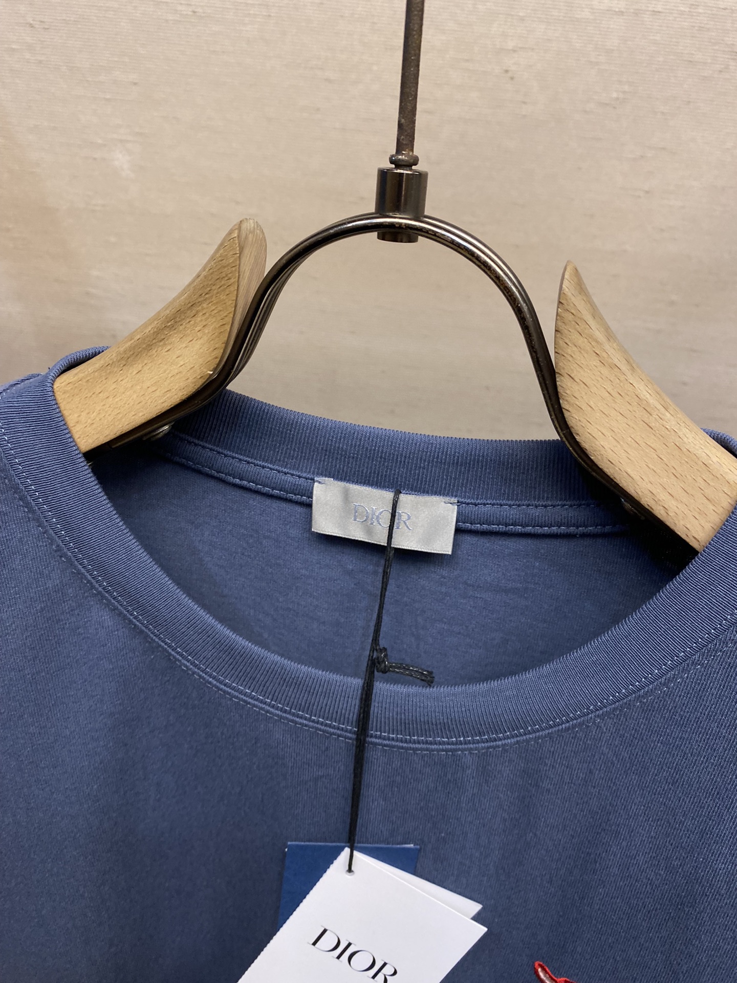 🌟🌟Dior， Dior-25SS刺绣字母时尚男女同款短袖！

这款**刺绣字母时尚男女同款短袖**，以