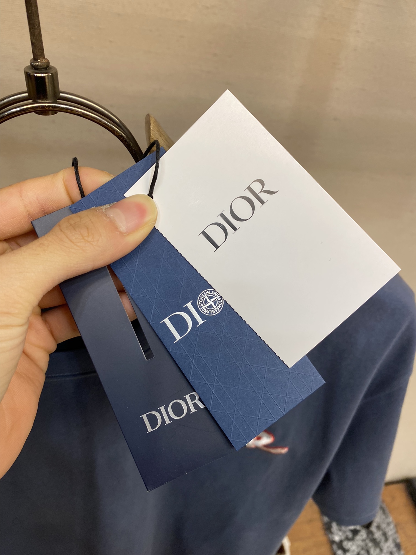 🌟🌟Dior， Dior-25SS刺绣字母时尚男女同款短袖！

这款**刺绣字母时尚男女同款短袖**，以