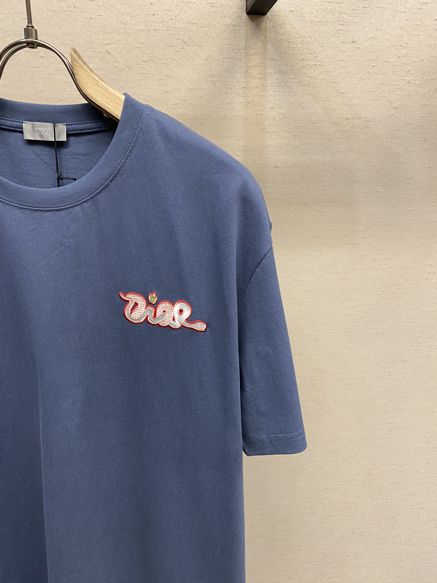 🌟🌟Dior， Dior-25SS刺绣字母时尚男女同款短袖！

这款**刺绣字母时尚男女同款短袖**，以