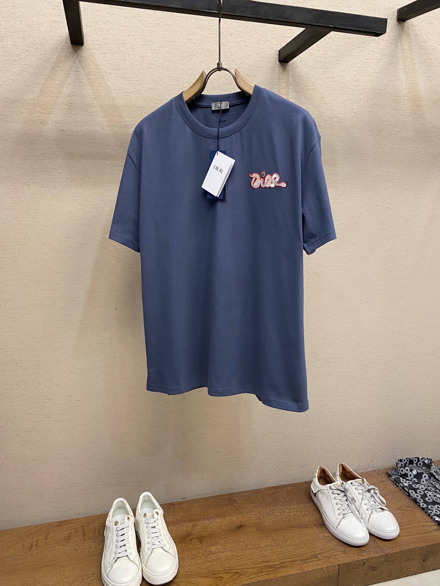 🌟🌟Dior， Dior-25SS刺绣字母时尚男女同款短袖！

这款**刺绣字母时尚男女同款短袖**，以