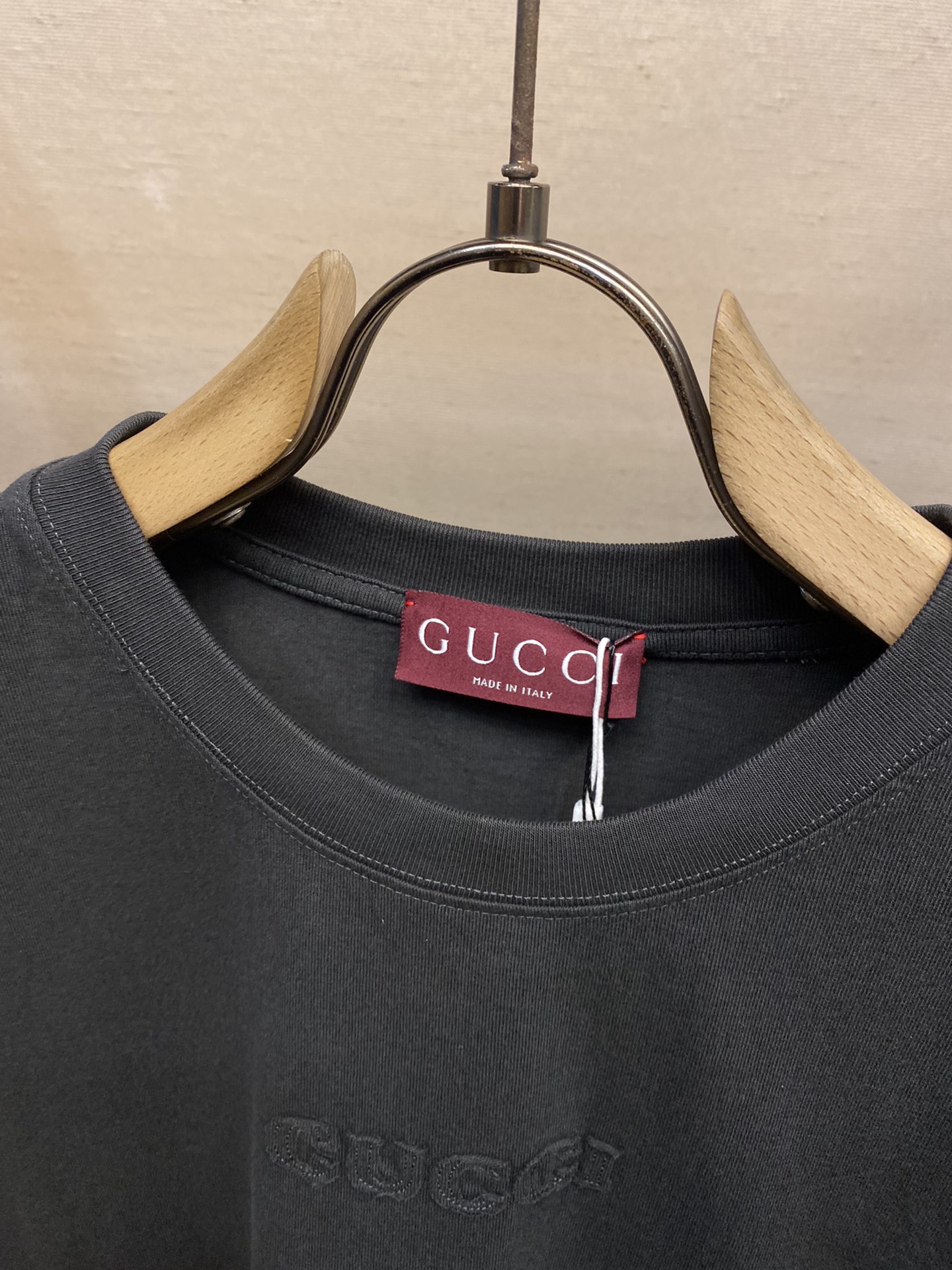 🌟Gucci、古驰小字母前胸刺绣短袖

面料- 采用320克双股精梳棉面料.索罗纳螺纹订织订染国标一级面