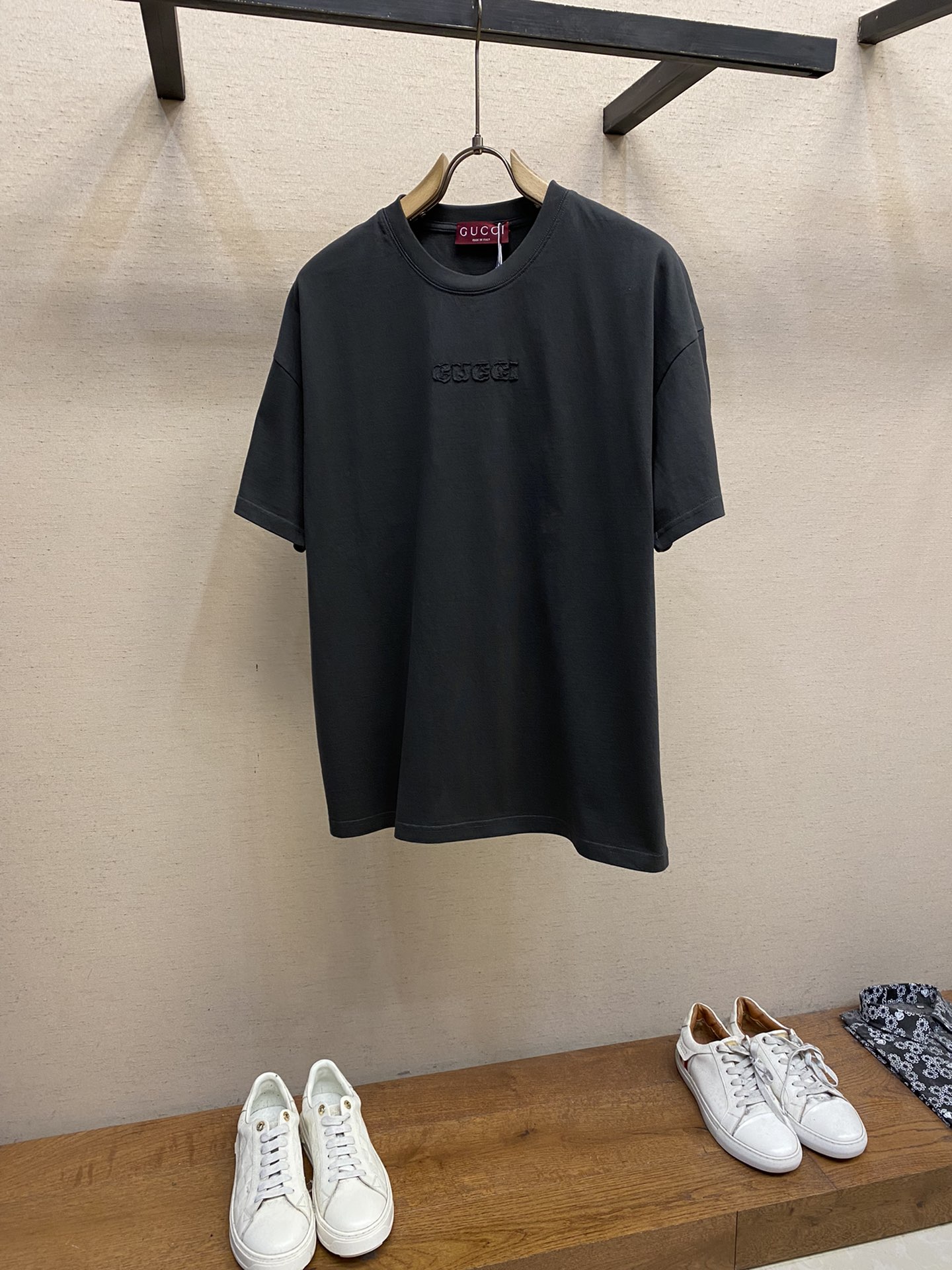 🌟Gucci、古驰小字母前胸刺绣短袖

面料- 采用320克双股精梳棉面料.索罗纳螺纹订织订染国标一级面