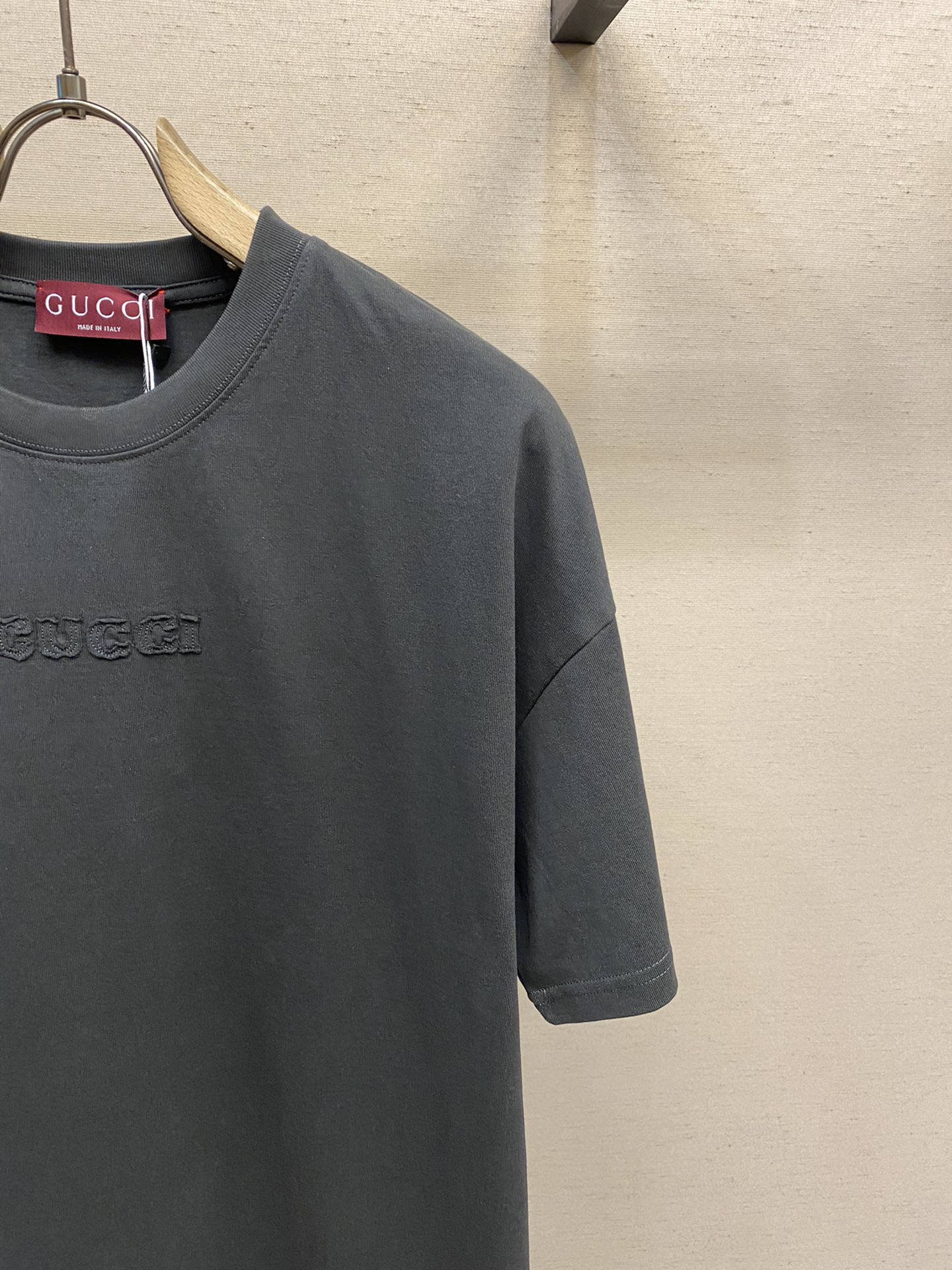 🌟Gucci、古驰小字母前胸刺绣短袖

面料- 采用320克双股精梳棉面料.索罗纳螺纹订织订染国标一级面