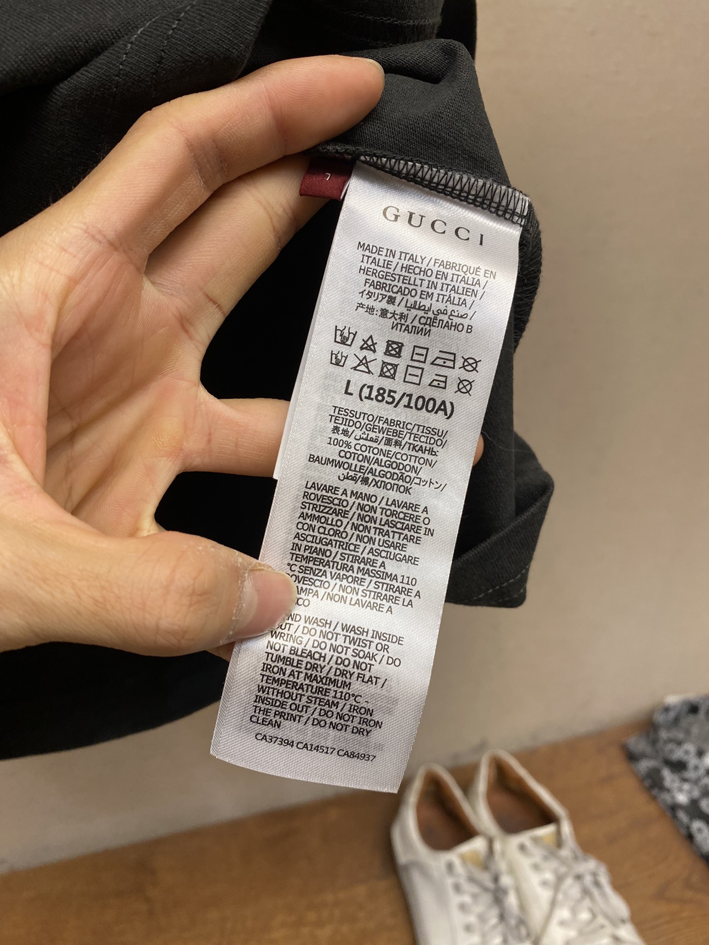🌟Gucci、古驰小字母前胸刺绣短袖

面料- 采用320克双股精梳棉面料.索罗纳螺纹订织订染国标一级面
