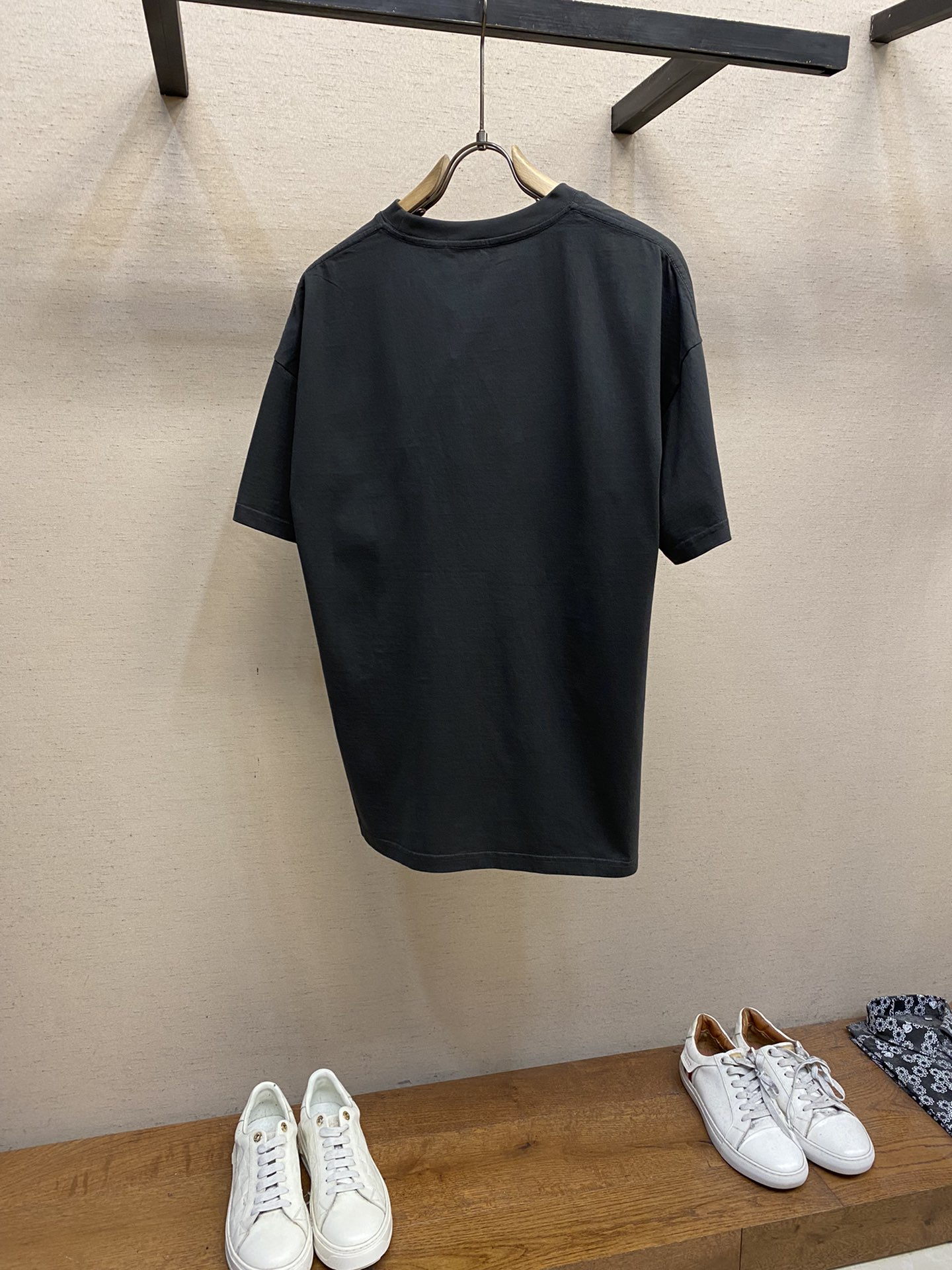 🌟Gucci、古驰小字母前胸刺绣短袖

面料- 采用320克双股精梳棉面料.索罗纳螺纹订织订染国标一级面