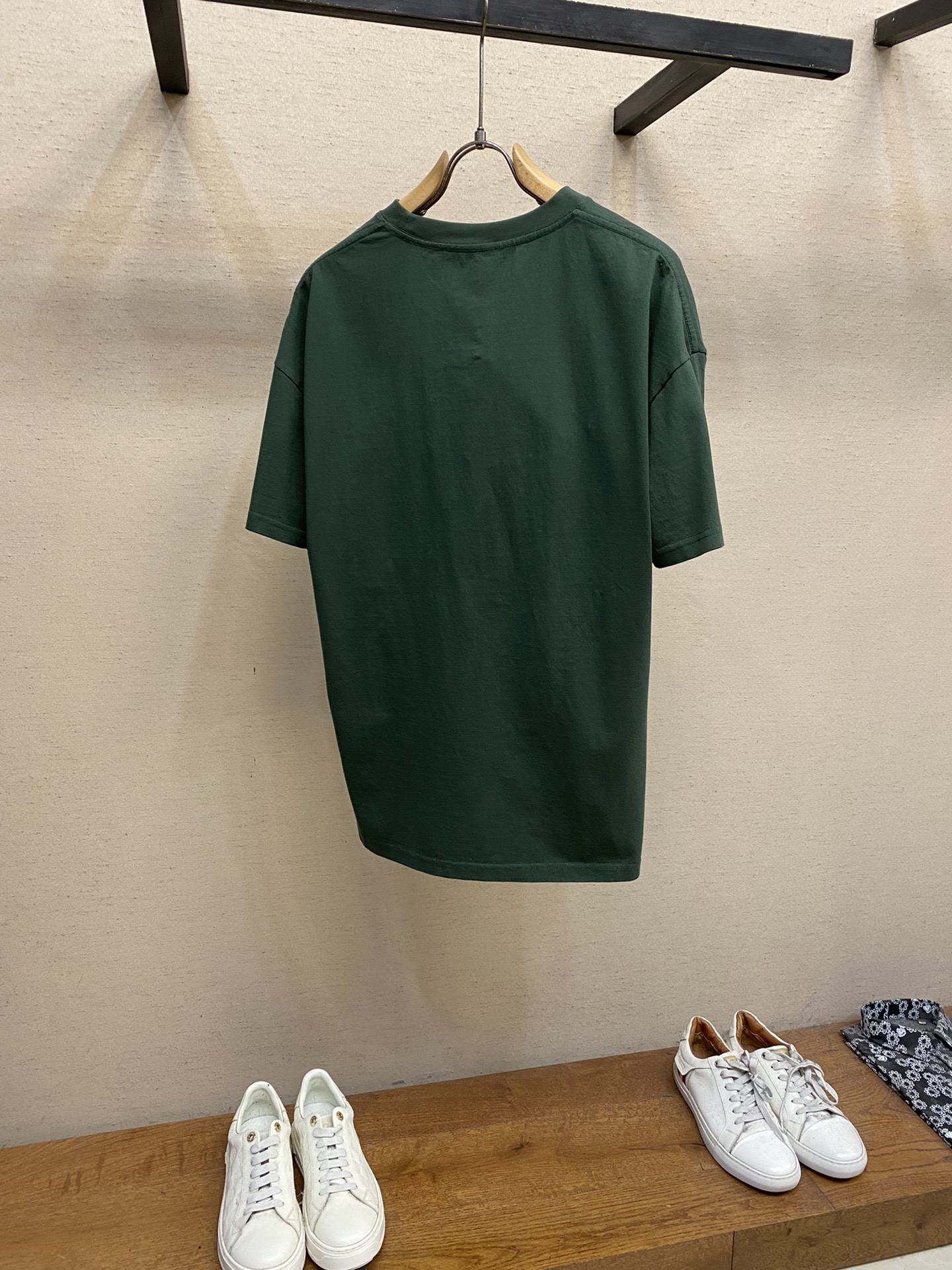 🌟Gucci、古驰小字母前胸刺绣短袖

面料- 采用320克双股精梳棉面料.索罗纳螺纹订织订染国标一级面