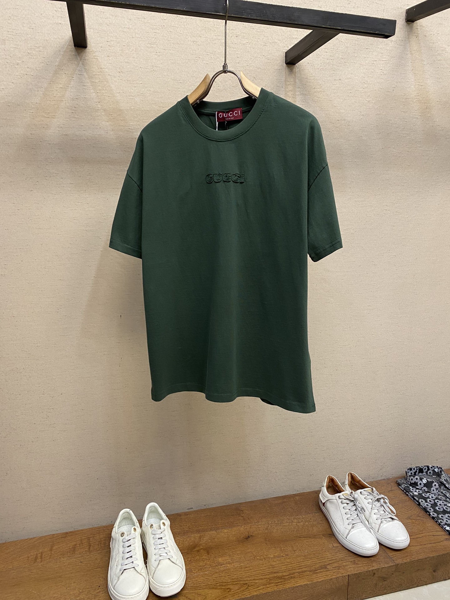 🌟Gucci、古驰小字母前胸刺绣短袖

面料- 采用320克双股精梳棉面料.索罗纳螺纹订织订染国标一级面