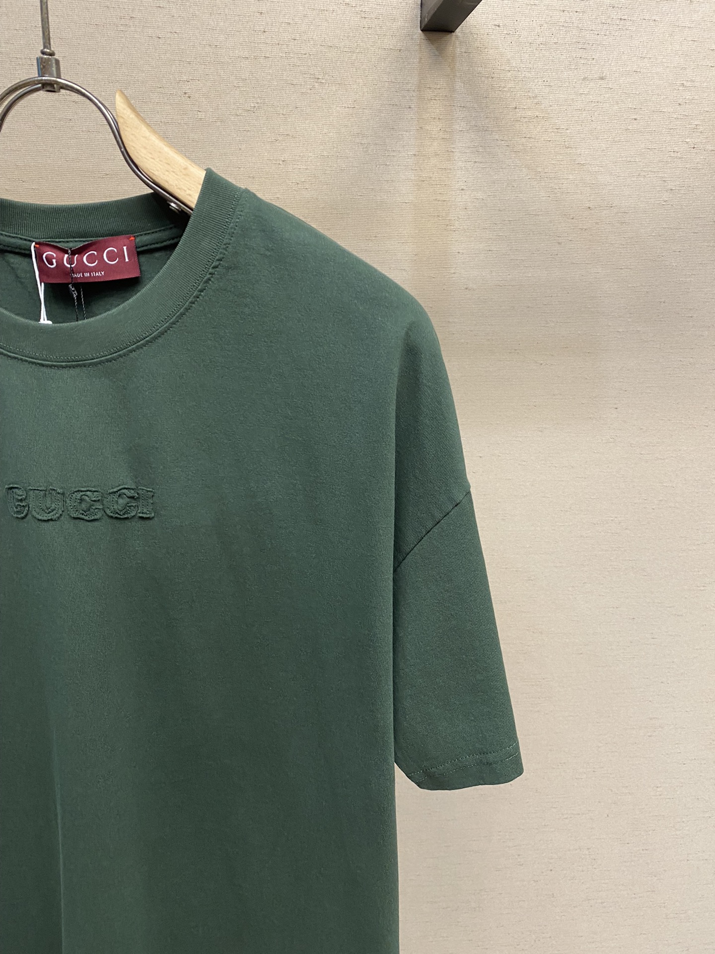 🌟Gucci、古驰小字母前胸刺绣短袖

面料- 采用320克双股精梳棉面料.索罗纳螺纹订织订染国标一级面