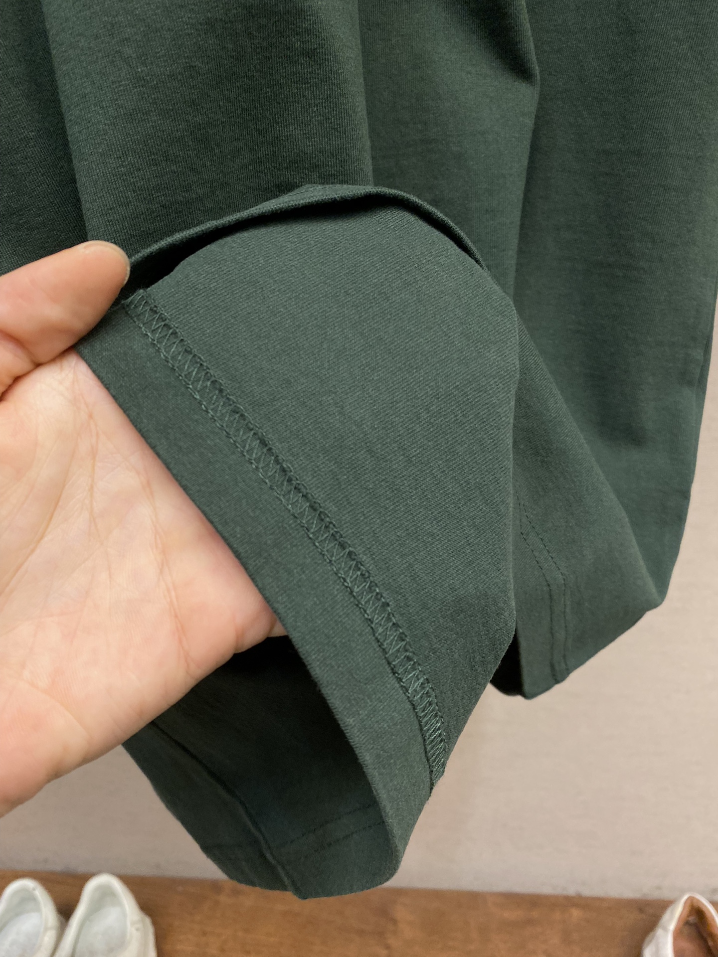 🌟Gucci、古驰小字母前胸刺绣短袖

面料- 采用320克双股精梳棉面料.索罗纳螺纹订织订染国标一级面