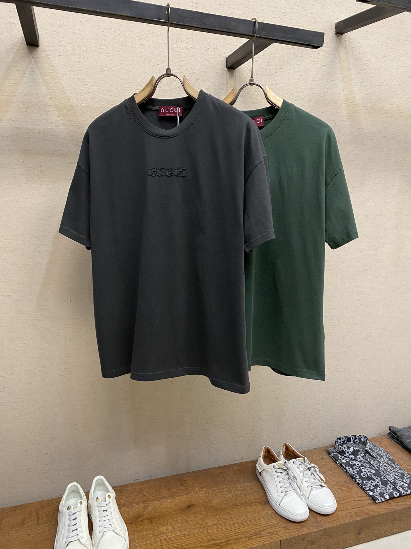 🌟Gucci、古驰小字母前胸刺绣短袖

面料- 采用320克双股精梳棉面料.索罗纳螺纹订织订染国标一级面