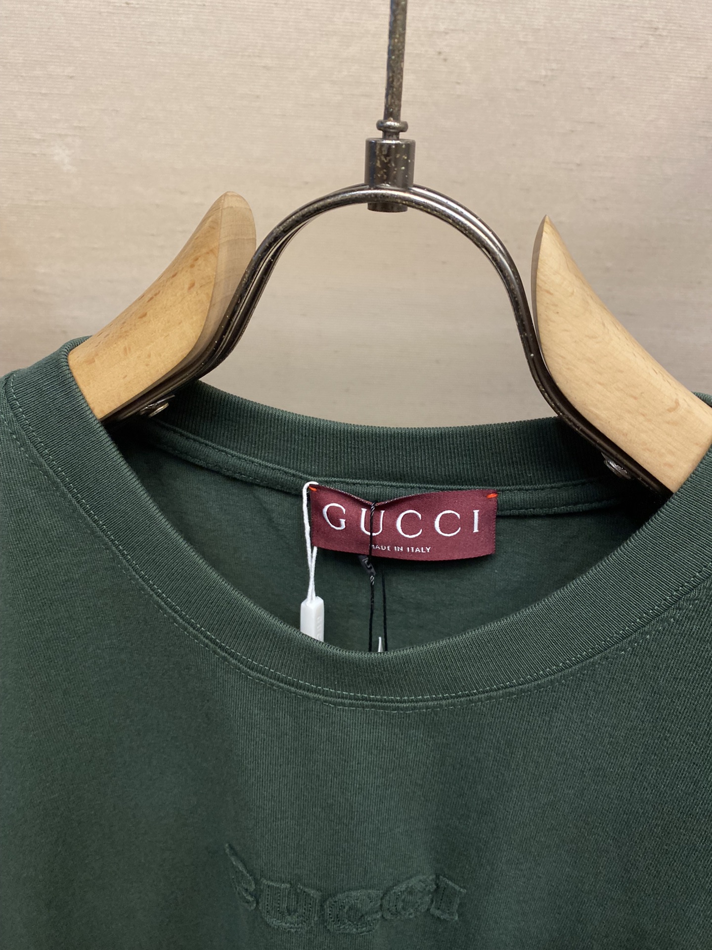 🌟Gucci、古驰小字母前胸刺绣短袖

面料- 采用320克双股精梳棉面料.索罗纳螺纹订织订染国标一级面