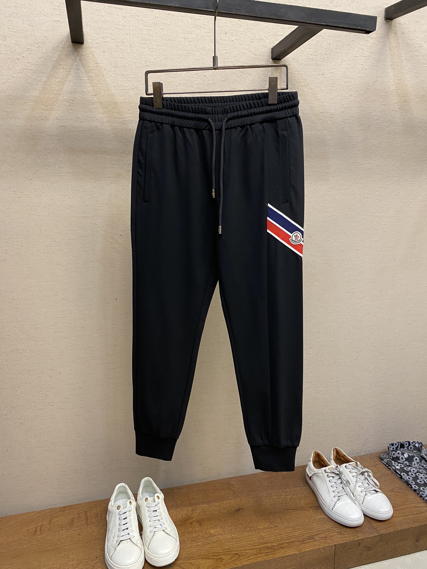 🌟🌟  Moncler，男士休闲裤👍
纯棉面料休闲裤，最新款上身版型无敌正！
绝对可以闭眼收的一款
此款