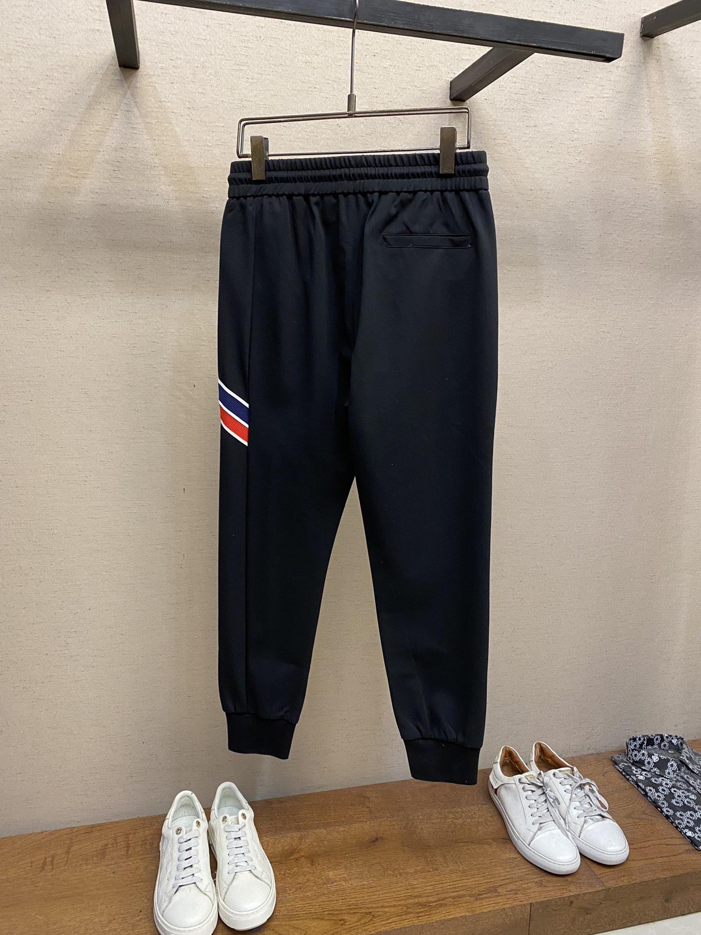 🌟🌟  Moncler，男士休闲裤👍
纯棉面料休闲裤，最新款上身版型无敌正！
绝对可以闭眼收的一款
此款