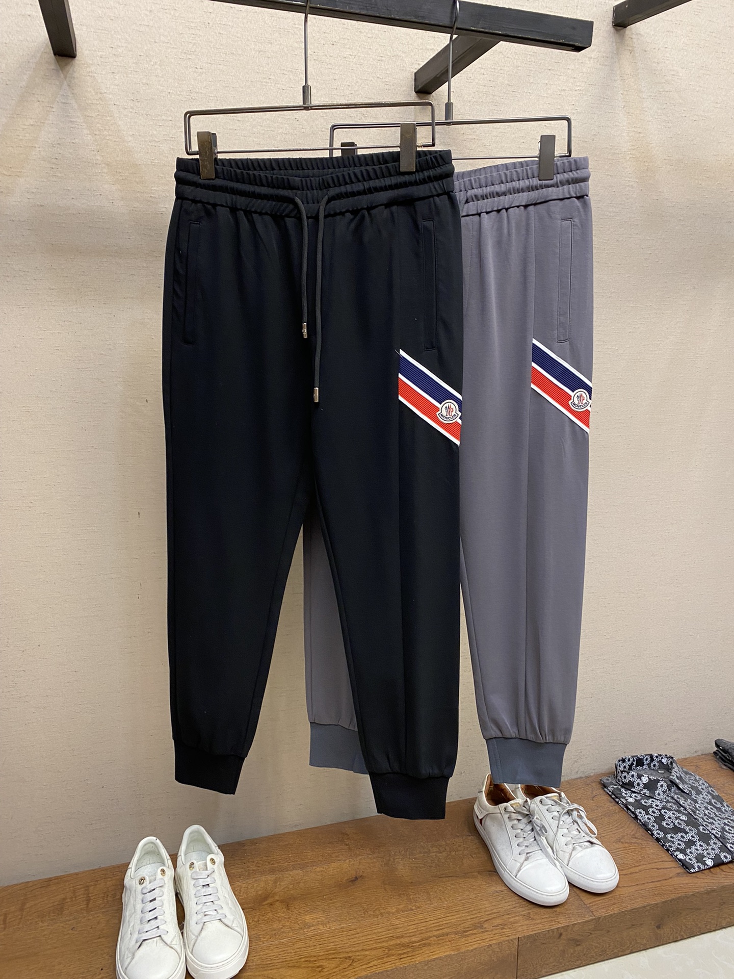 🌟🌟  Moncler，男士休闲裤👍
纯棉面料休闲裤，最新款上身版型无敌正！
绝对可以闭眼收的一款
此款