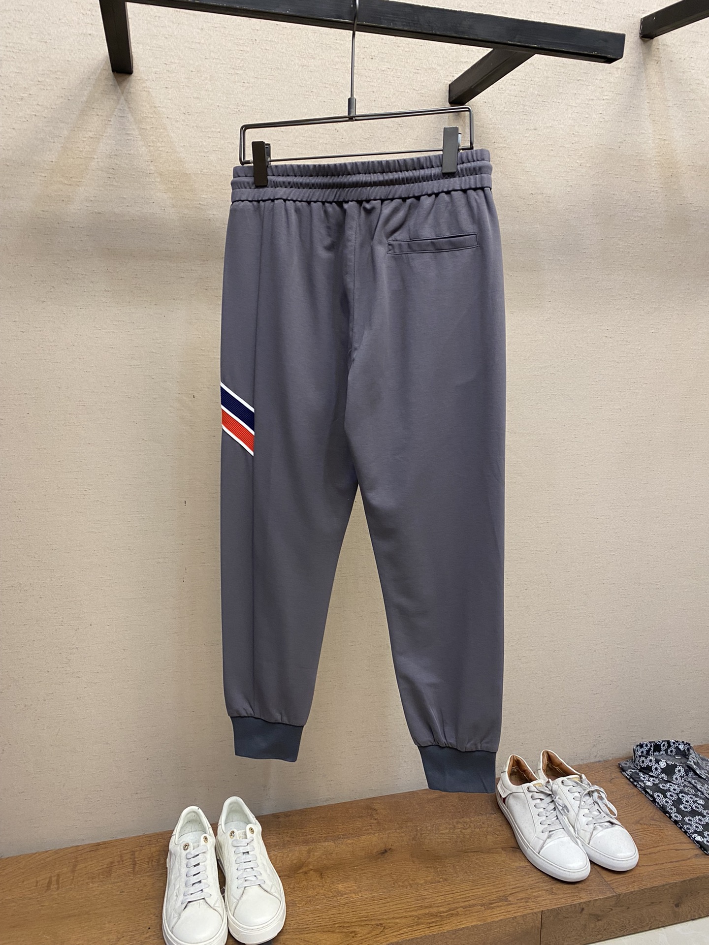 🌟🌟  Moncler，男士休闲裤👍
纯棉面料休闲裤，最新款上身版型无敌正！
绝对可以闭眼收的一款
此款