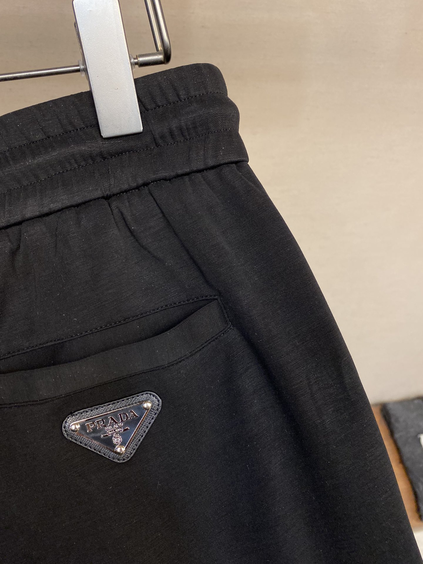 🌟🌟  Prada、男士休闲裤👍
纯棉面料休闲裤，最新款上身版型无敌正！
绝对可以闭眼收的一款
此款裤子