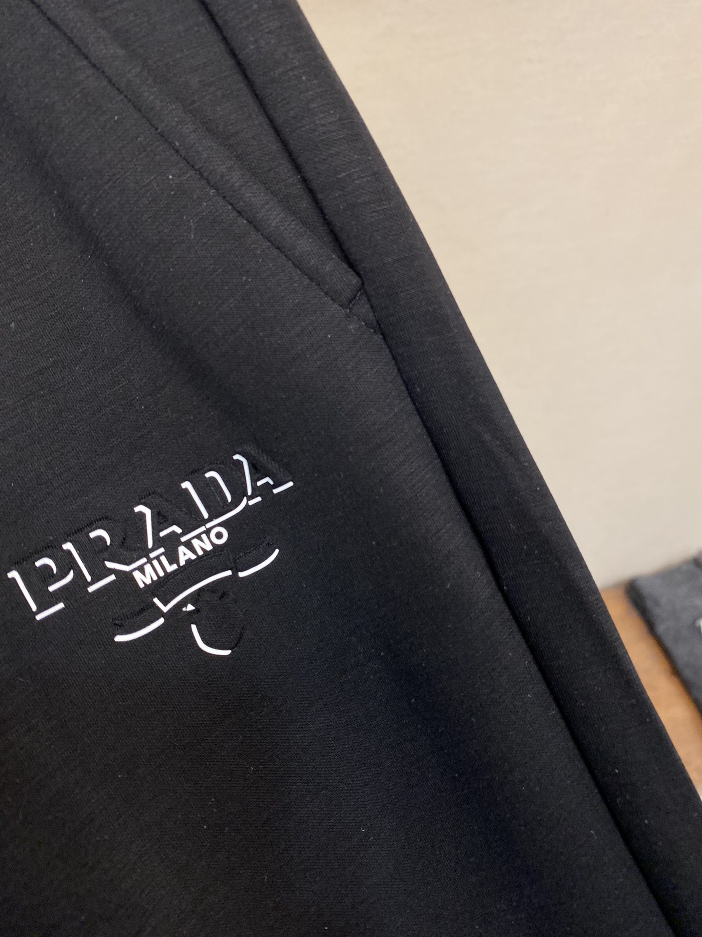 🌟🌟  Prada、男士休闲裤👍
纯棉面料休闲裤，最新款上身版型无敌正！
绝对可以闭眼收的一款
此款裤子