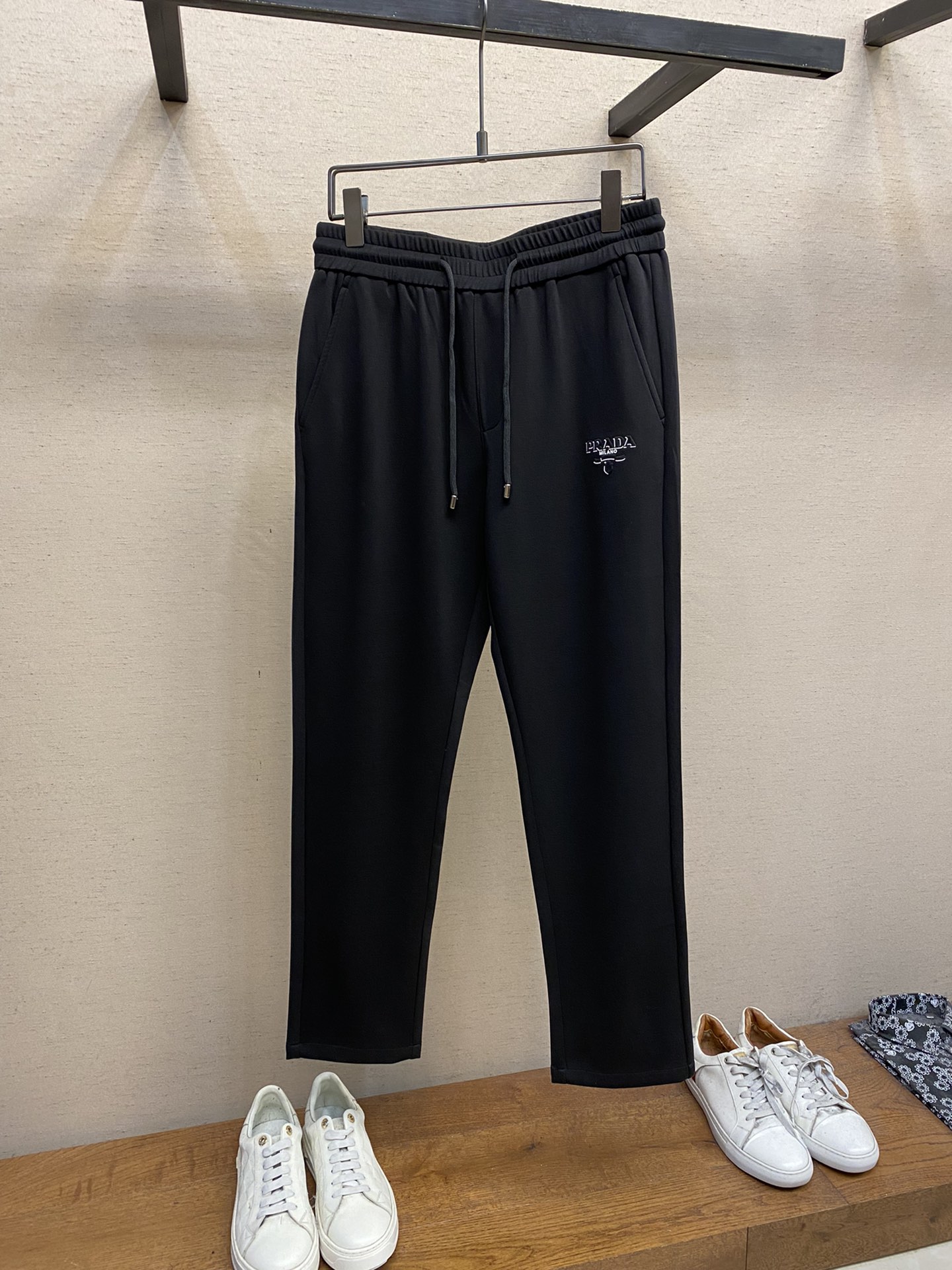 🌟🌟  Prada、男士休闲裤👍
纯棉面料休闲裤，最新款上身版型无敌正！
绝对可以闭眼收的一款
此款裤子
