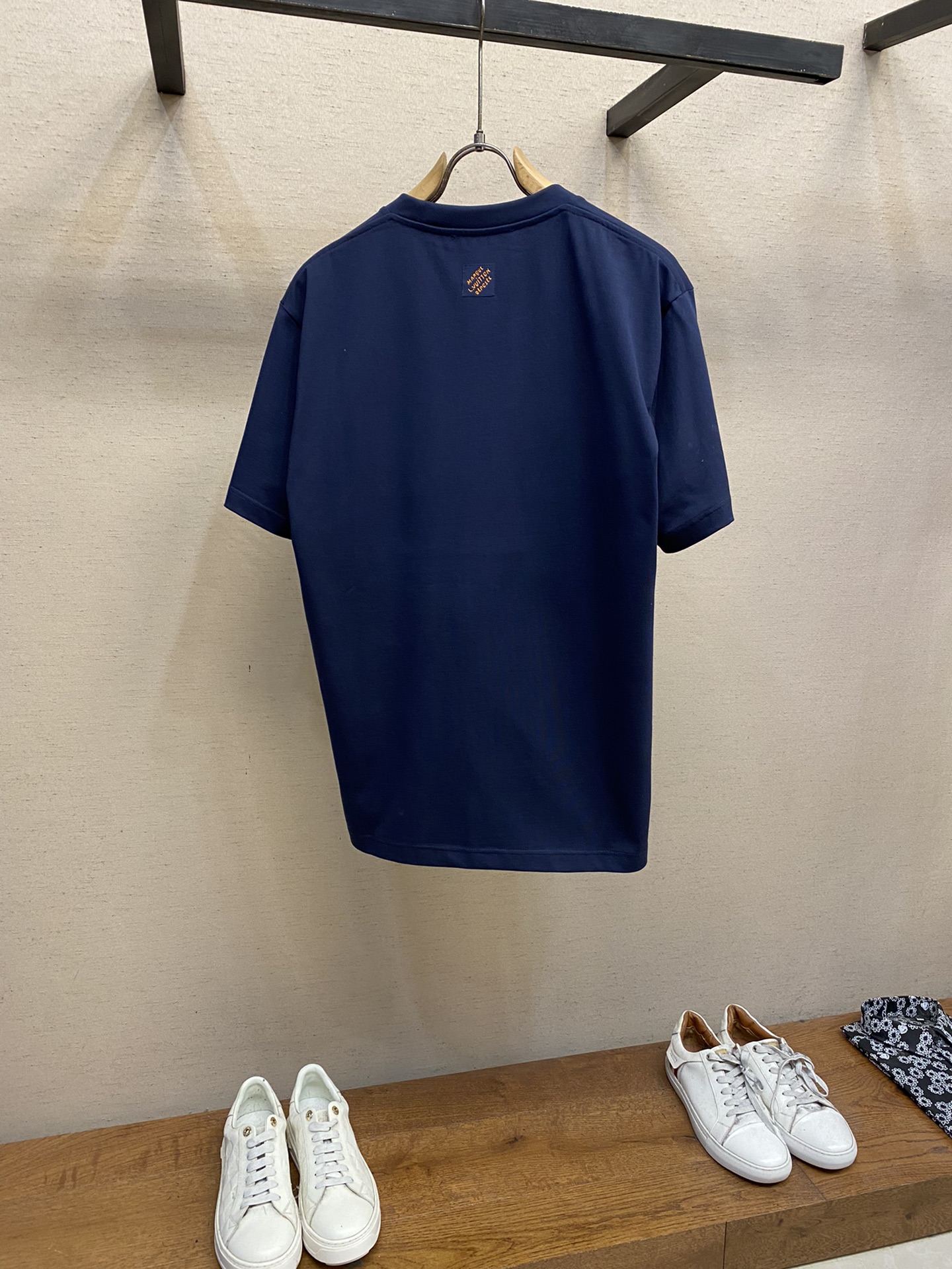 🌟🌟 1V 路易家2025FW 烫钻徽章刺绣重磅纯棉 半袖T恤 /后背新款品牌logo棉质半袖T恤 本款